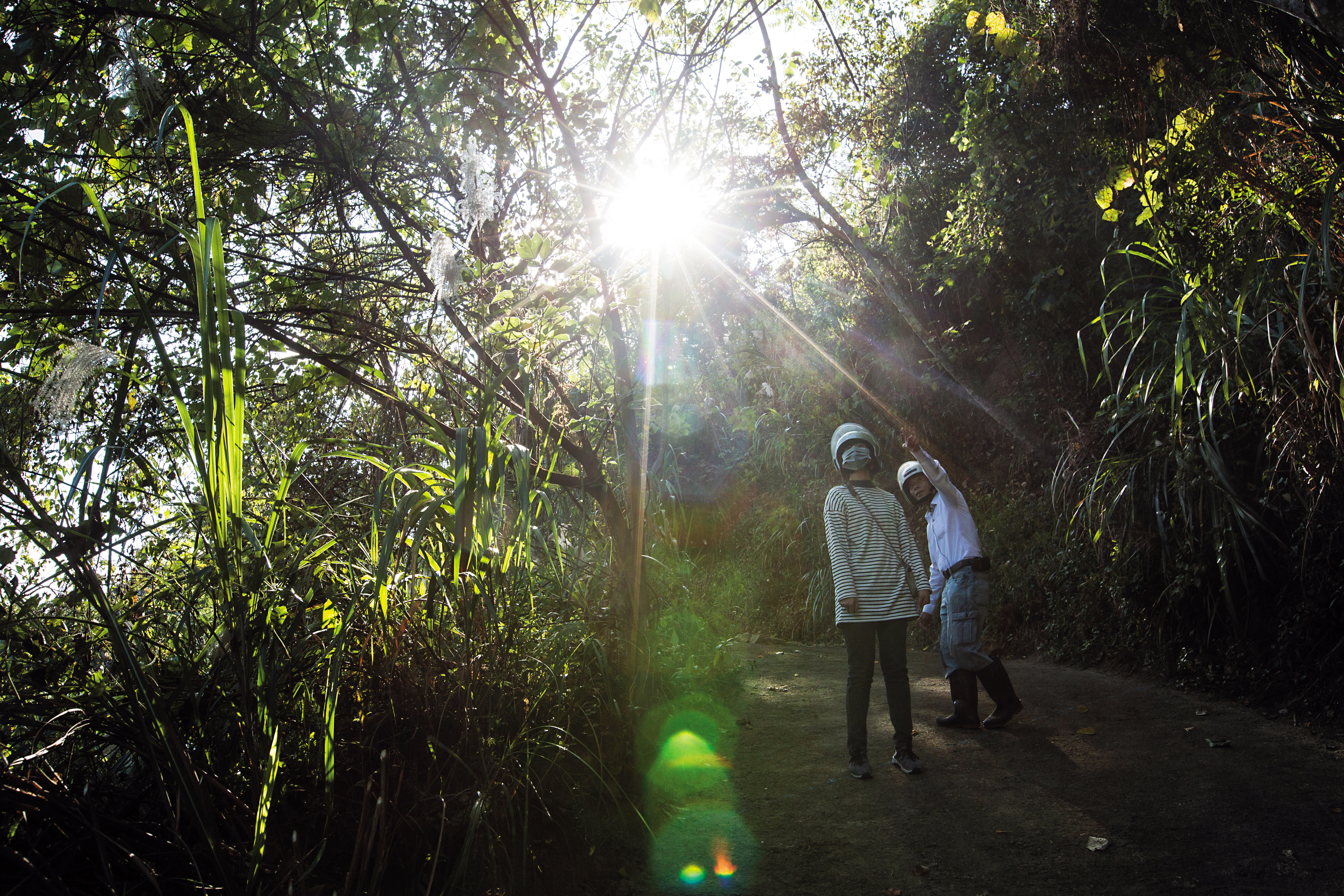 謝天福（右）帶著女兒候選名單之一的穆小姐（左），來到苗栗山上的私有土地。