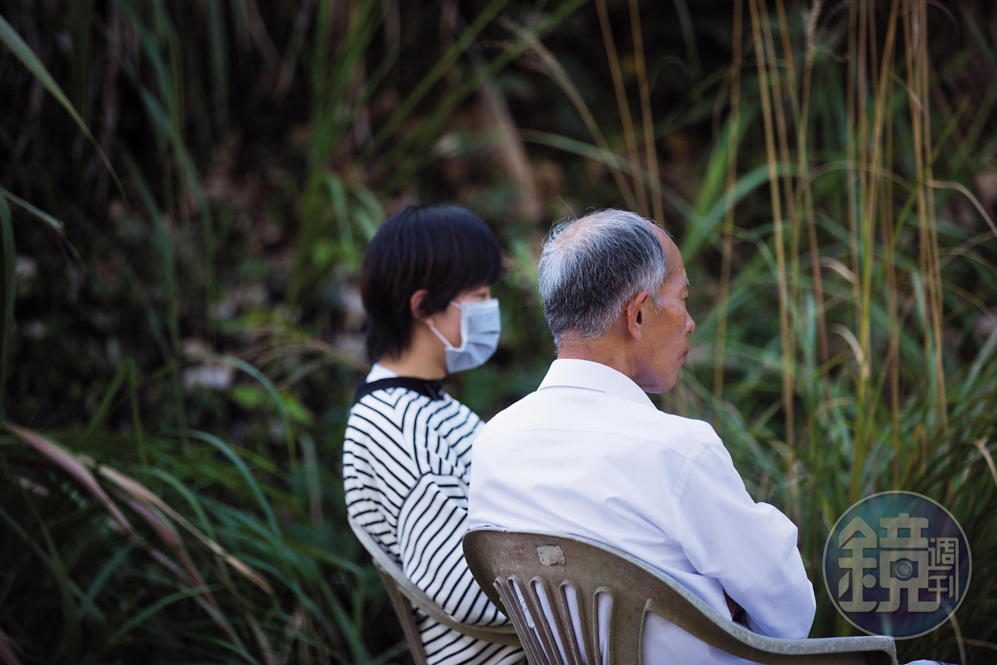 謝天福（右）徵乾女兒，希望有人來孝順自己、繼續為祖先掃墓。