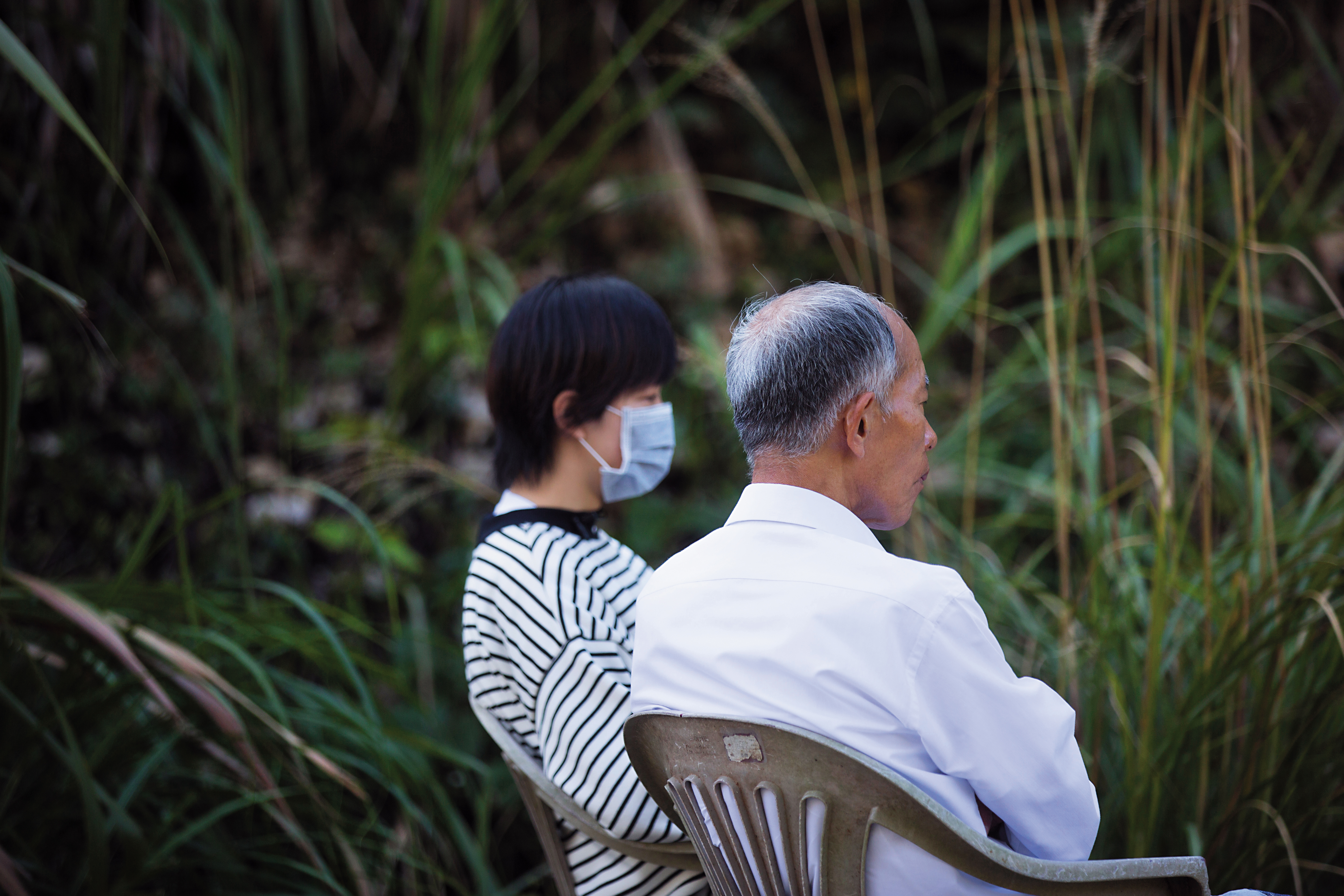 謝天福（右）徵乾女兒，希望有人來孝順自己、繼續為祖先掃墓。