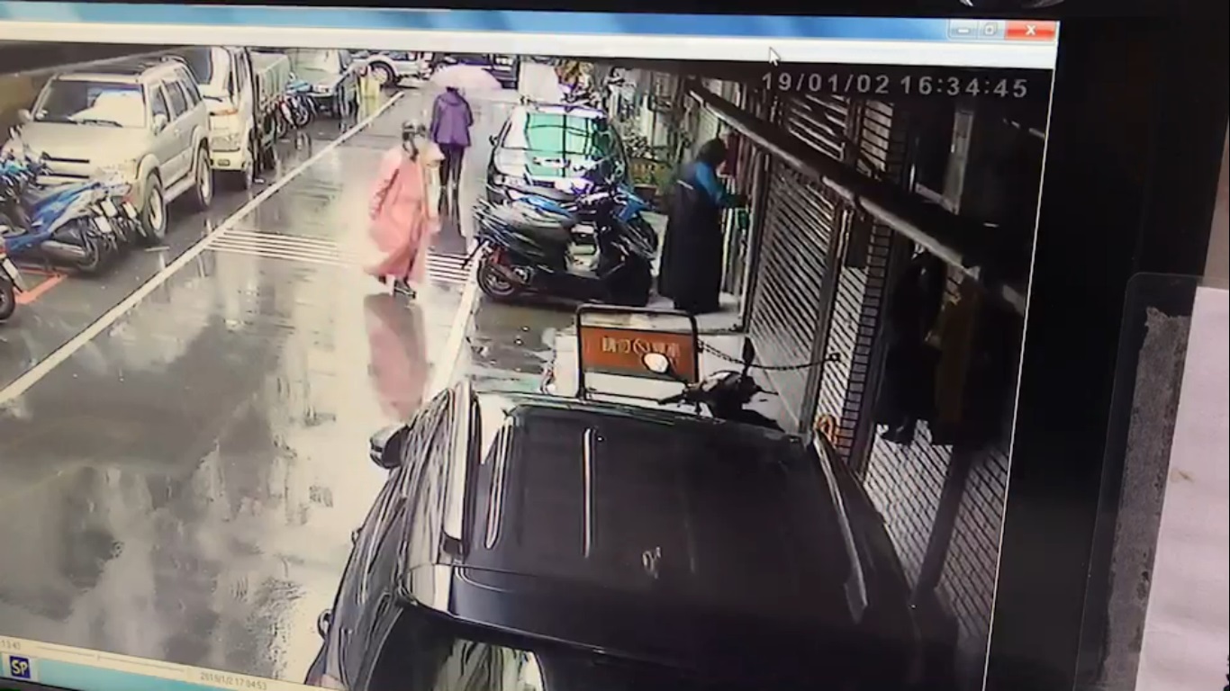 竊賊順利打開李家大門，疑似握有鑰匙。（翻攝畫面）