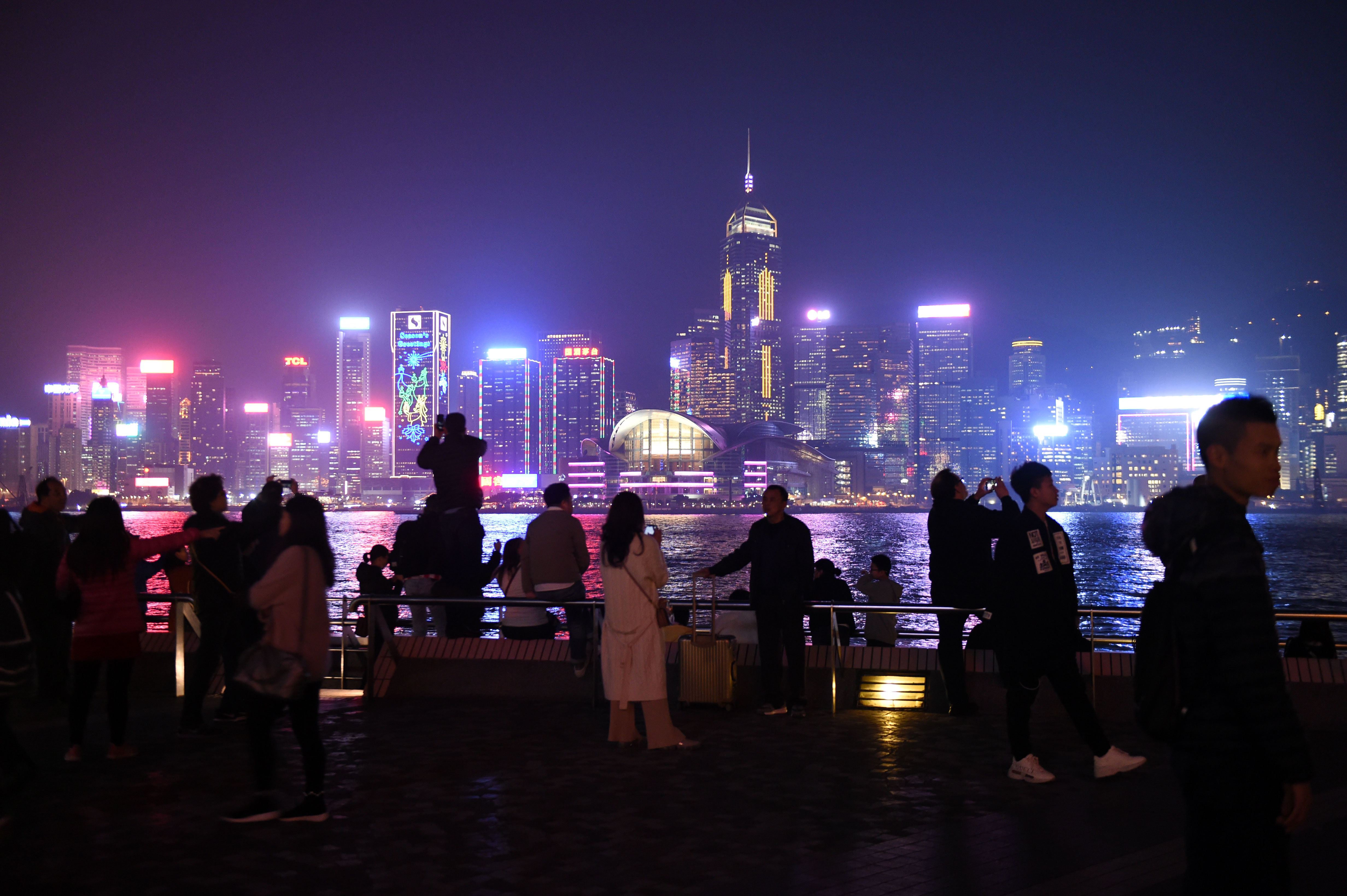 根據香港一項電訪調查發現，香港有34％的受訪者打算移民或移居外地，圖為維多利亞港。（東方IC）