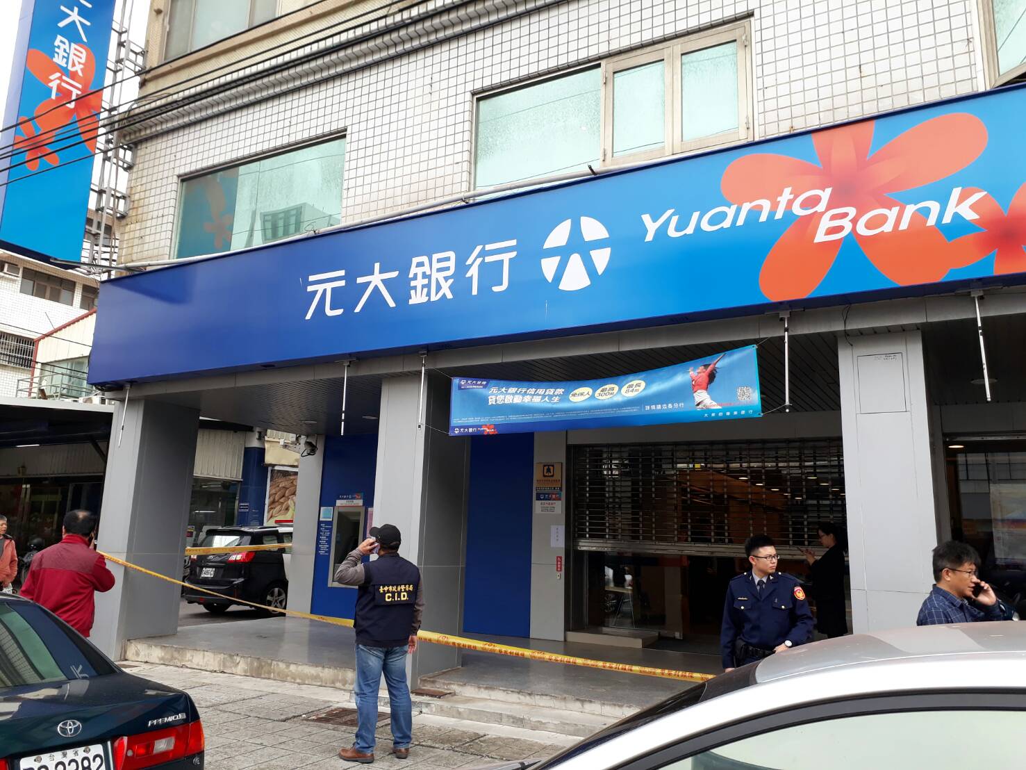 台中市沙鹿區元大銀行今（4日）中午12點40分遭歹徒持菜刀搶劫。（警方提供）