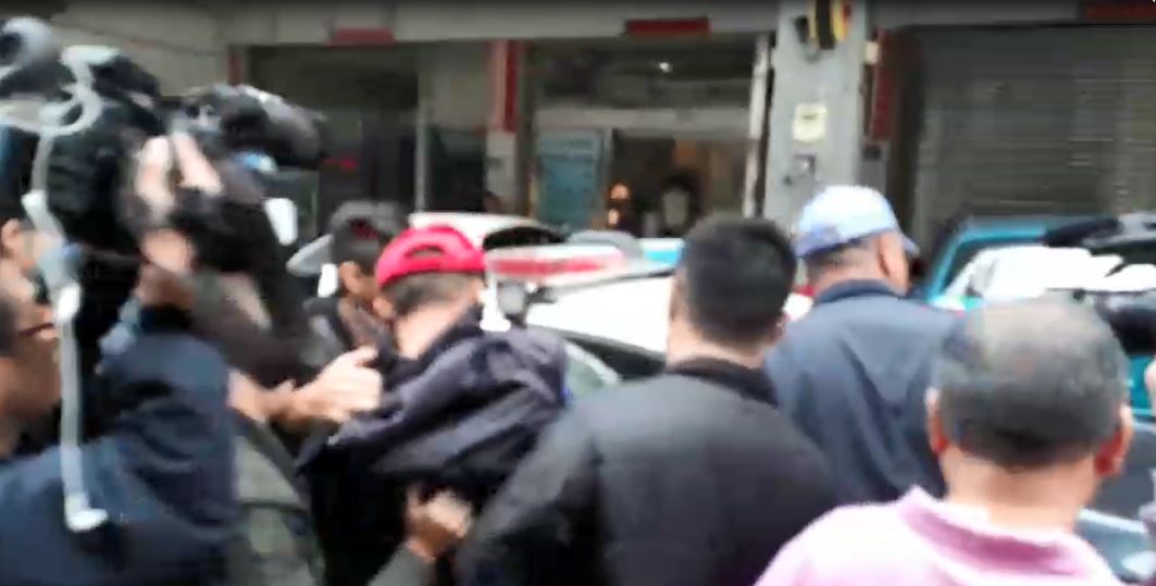 警方抓到的「紅帽搶匪」目前被排除涉案。（警方提供）