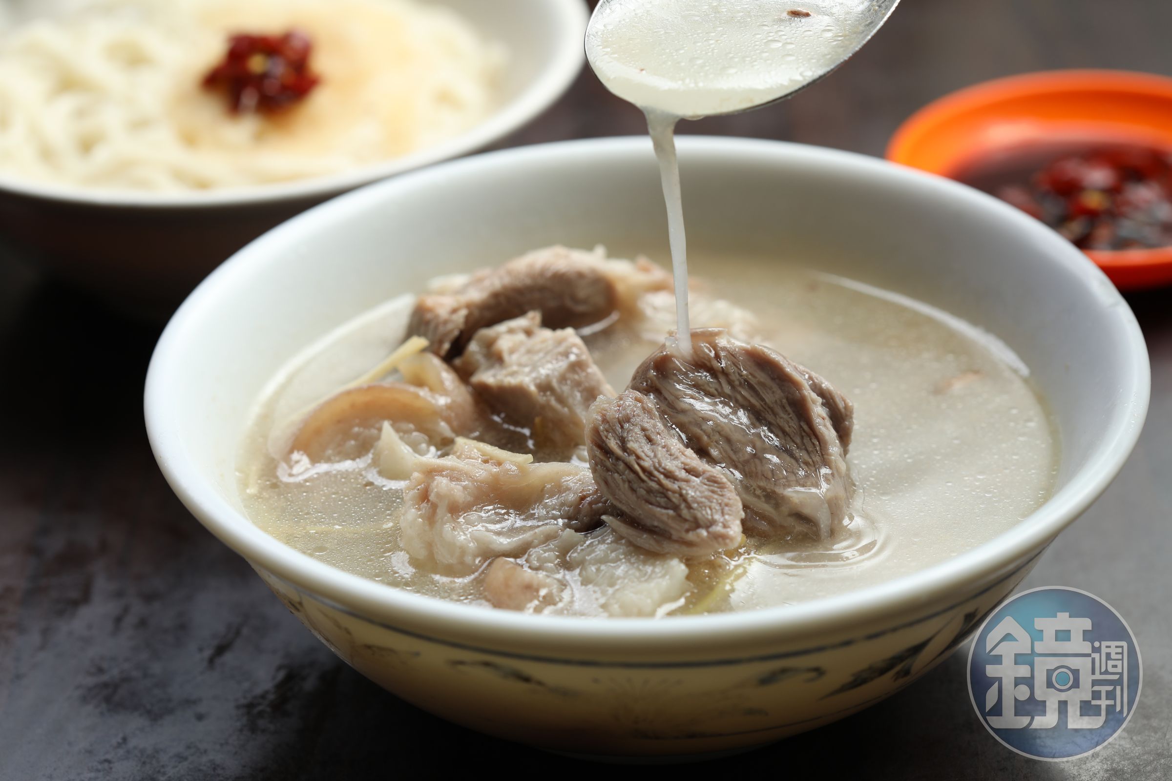 「腿肉湯」以柔軟不柴的瘦肉為主，豬腳精華全在湯裡。（80元／碗）