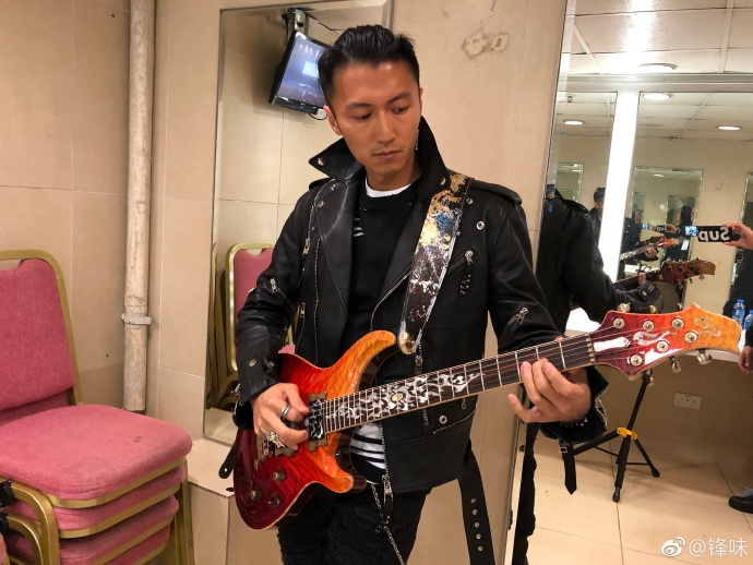 謝霆鋒突然出現音樂頒獎禮上，令不少歌手及歌迷驚喜不已。（謝霆鋒微博）