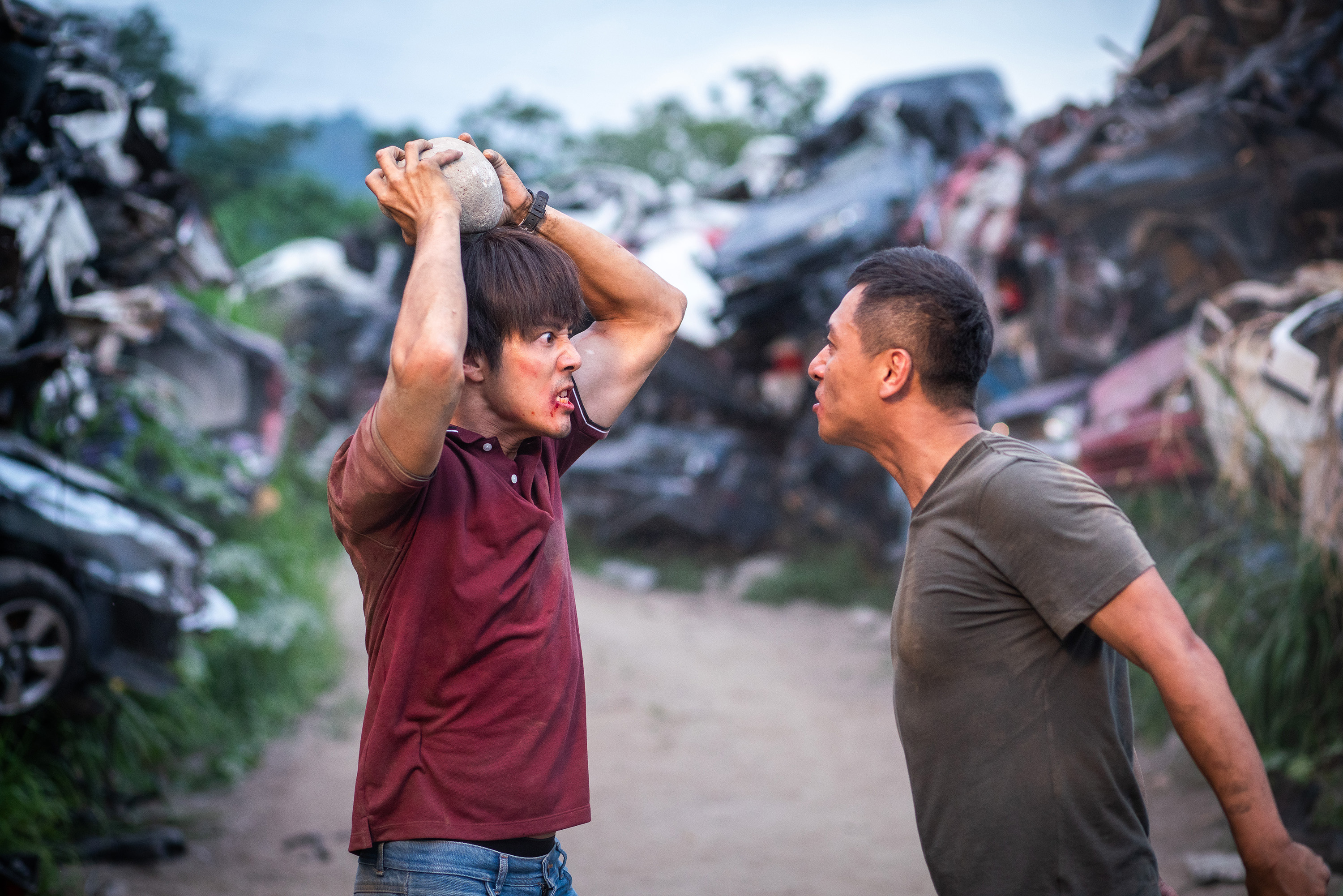 兩位主角從好兄弟變成仇人，胡宇威甚至想拿石頭砸向鄭人碩，衝突一觸即發。（想亮影藝提供）