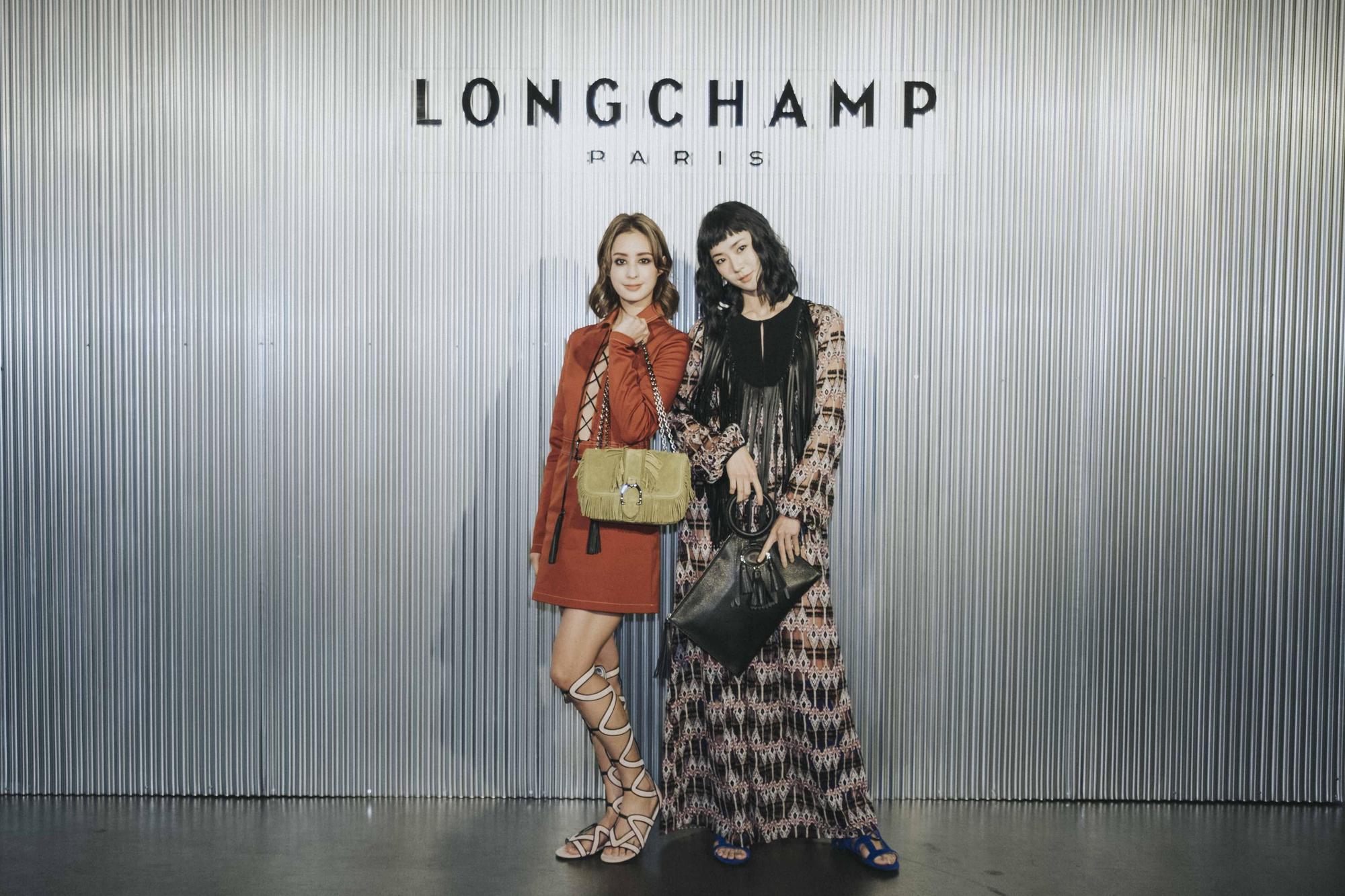 莫允雯(左)、鍾瑶,受邀出席LONGCHAMP 2019春夏系列發表會會,展演最新春裝。(品牌提供)