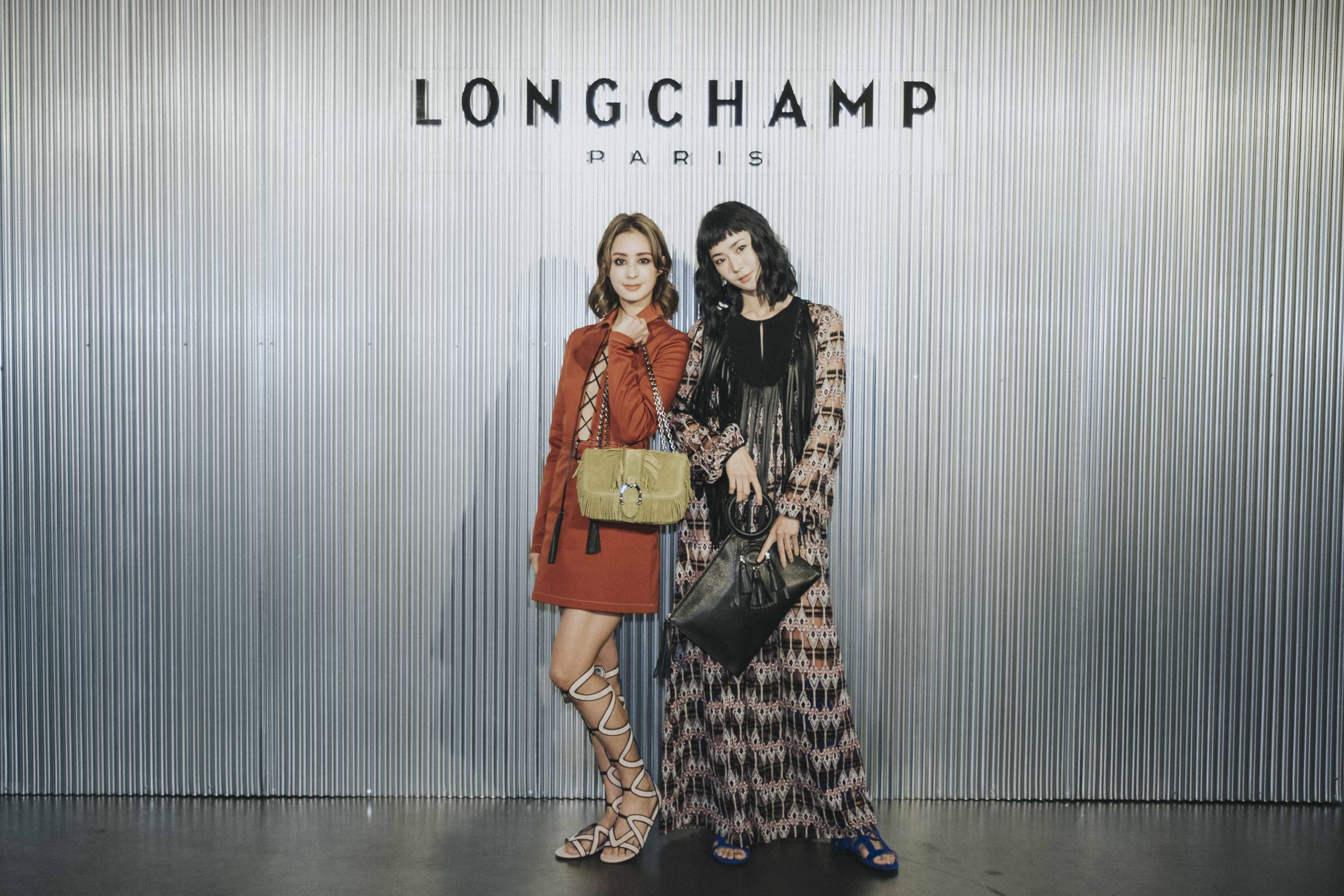 莫允雯（左）、鍾瑶，受邀出席LONGCHAMP 2019春夏系列發表會會，展演最新春裝。（品牌提供）