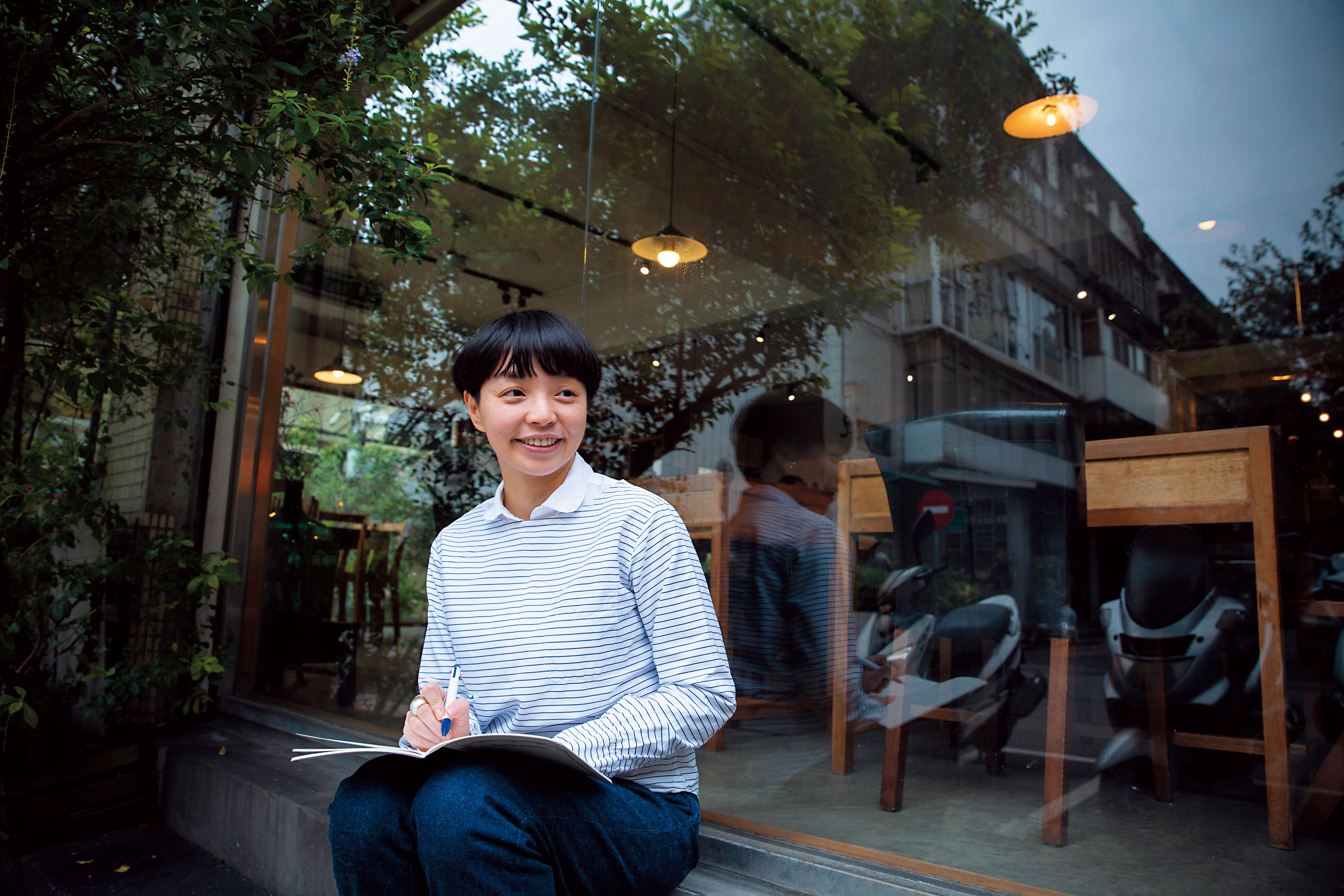 跟祖父母輩對話時，温又柔意外發現他們的日語程度很好，但有種奇異的時代落差，她說：「第一次聽到舅公說出『支那』這個詞時，我還以為是太宰治時代才會出現的日語。」