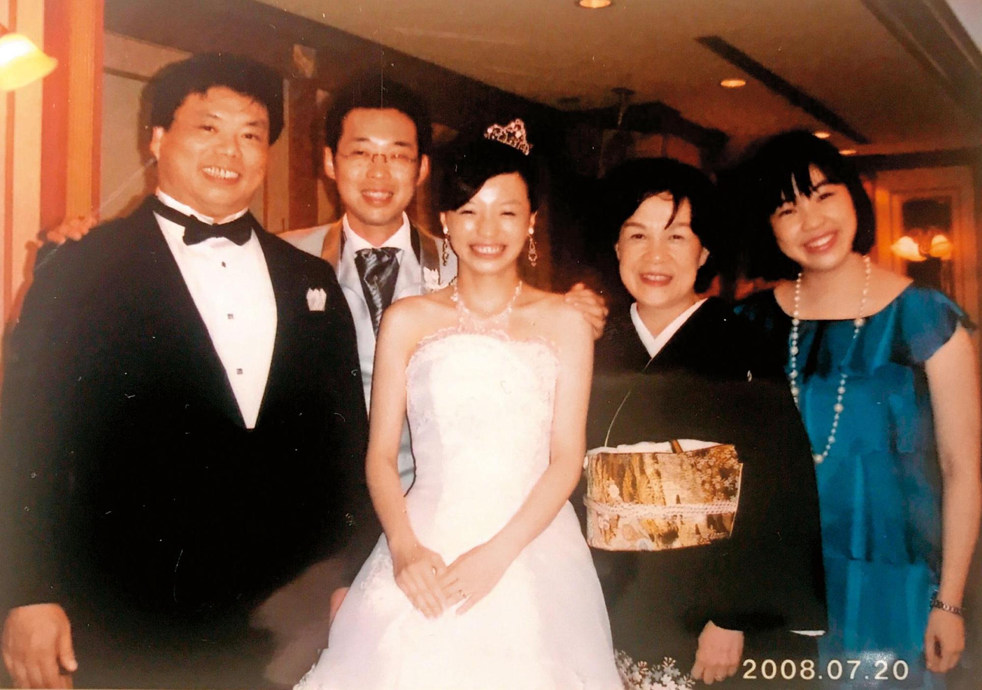 2008年，温又柔（中）舉辦婚禮，由左至右分別為父親、丈夫、母親和妹妹。（温又柔提供）