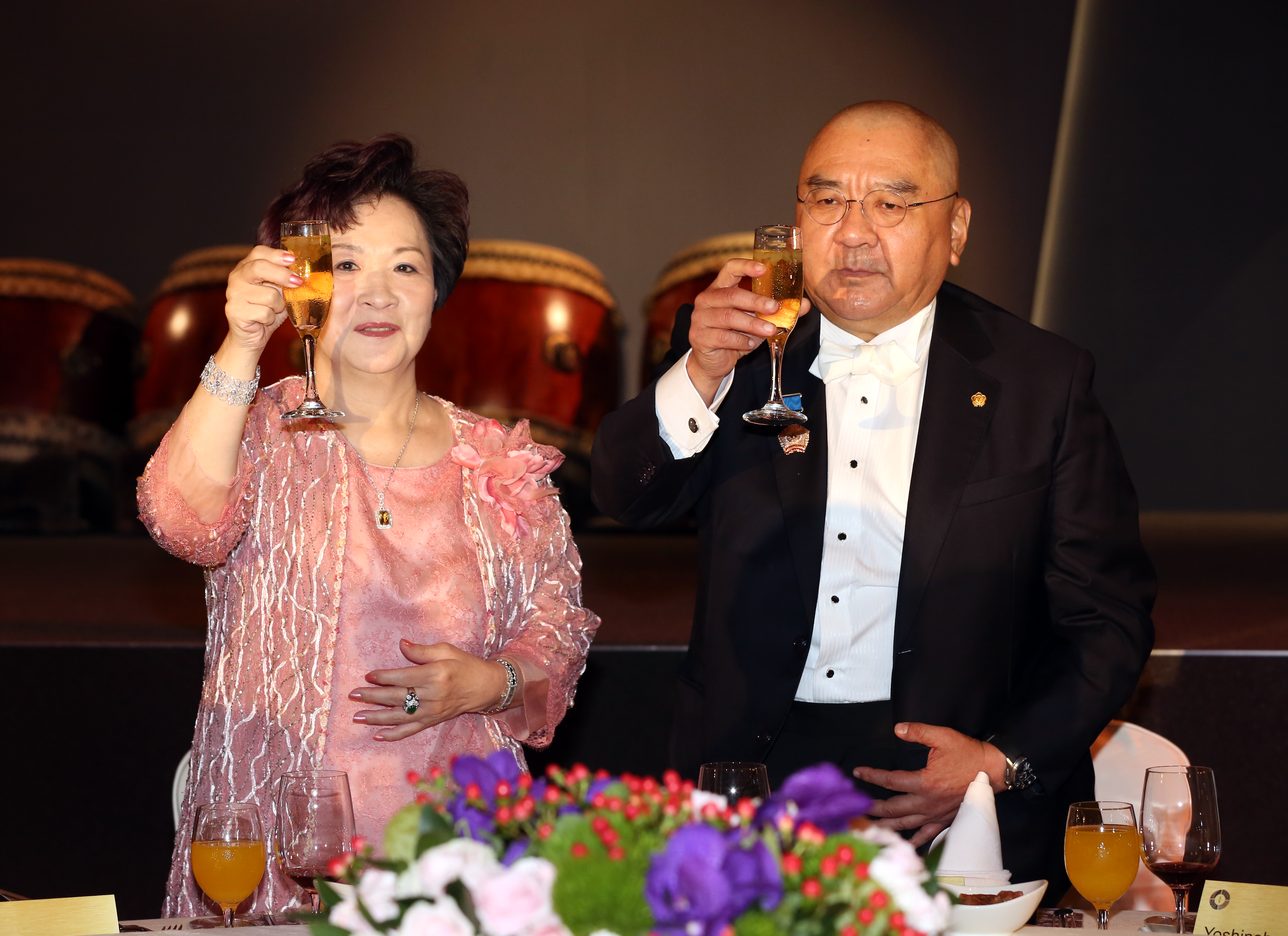 潤泰總裁尹衍樑（右）去年財富逆勢上漲。