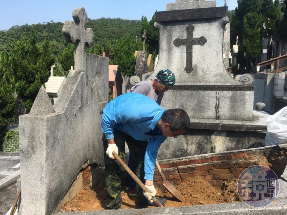 盧致宏擔任禮儀相關工作多年,還曾幫忙撿骨。(盧致宏提供)