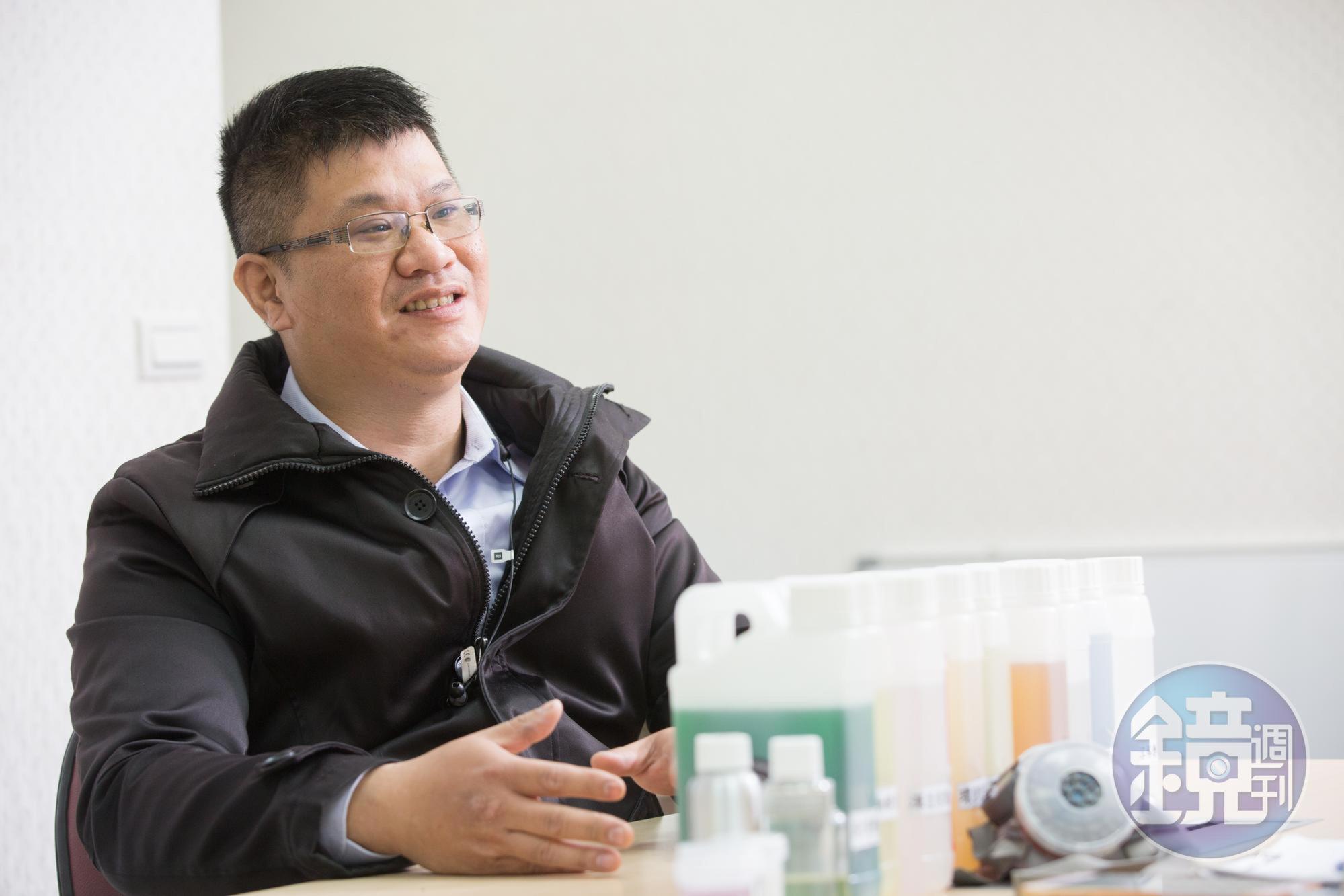 盧致宏擔任禮儀師時看見命案現場清潔方式,認為不該那麼簡單,決心轉行。