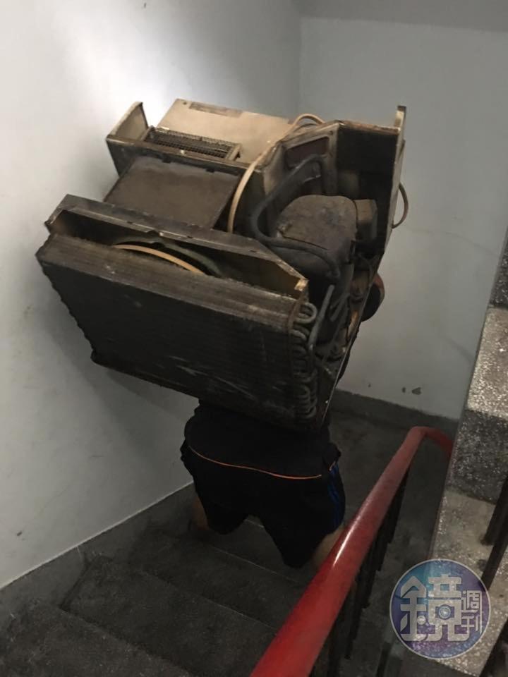 盧致宏的工作包括清除冷氣、冰箱等大型家電,之前還特別去工地與搬家公司學習過。(盧致宏提供)