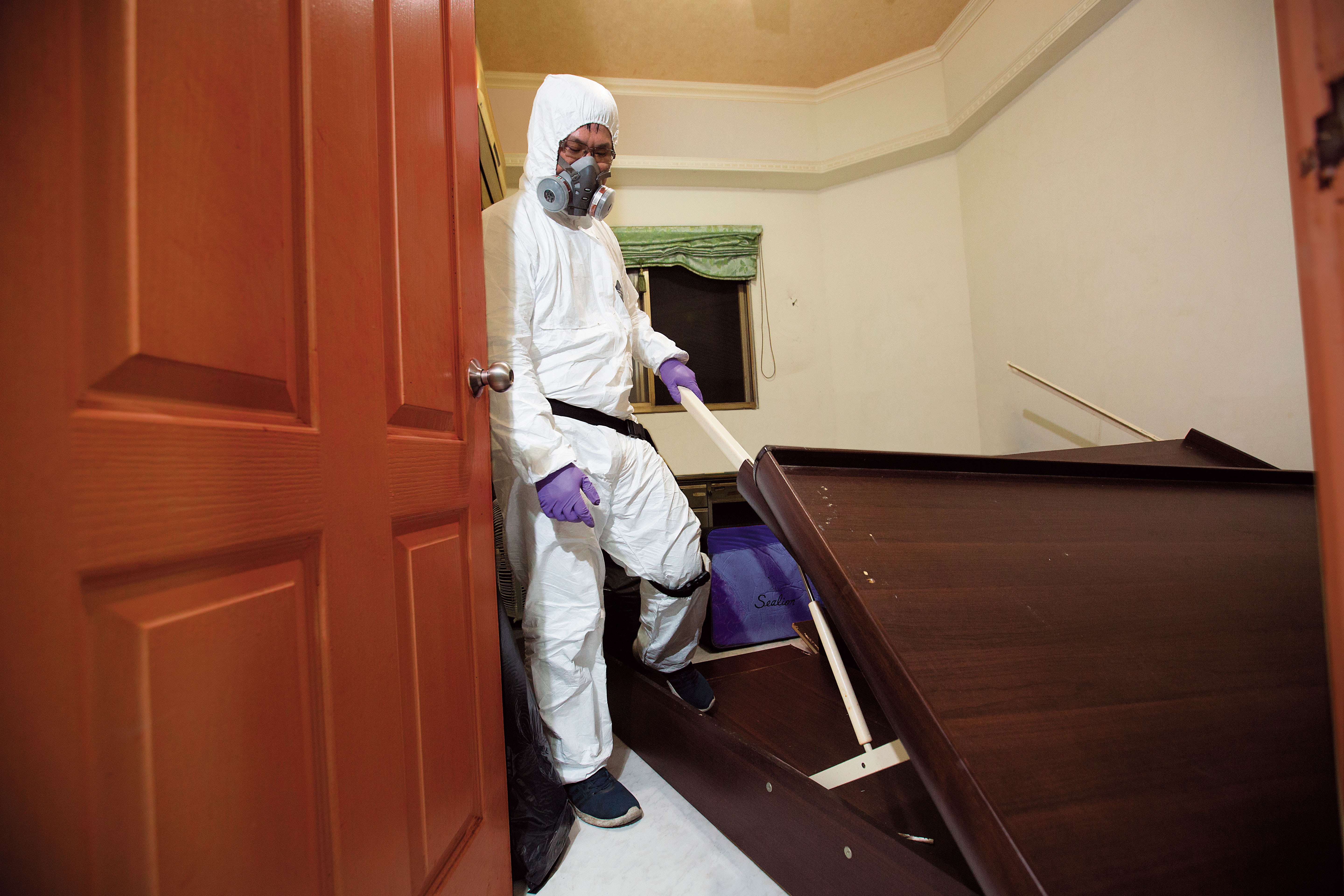 盧致宏常會面對到往生者在床上死亡多日才被發現，屍水、血液、殘留組織等汙染滲入床板，需要消毒、拆除等。