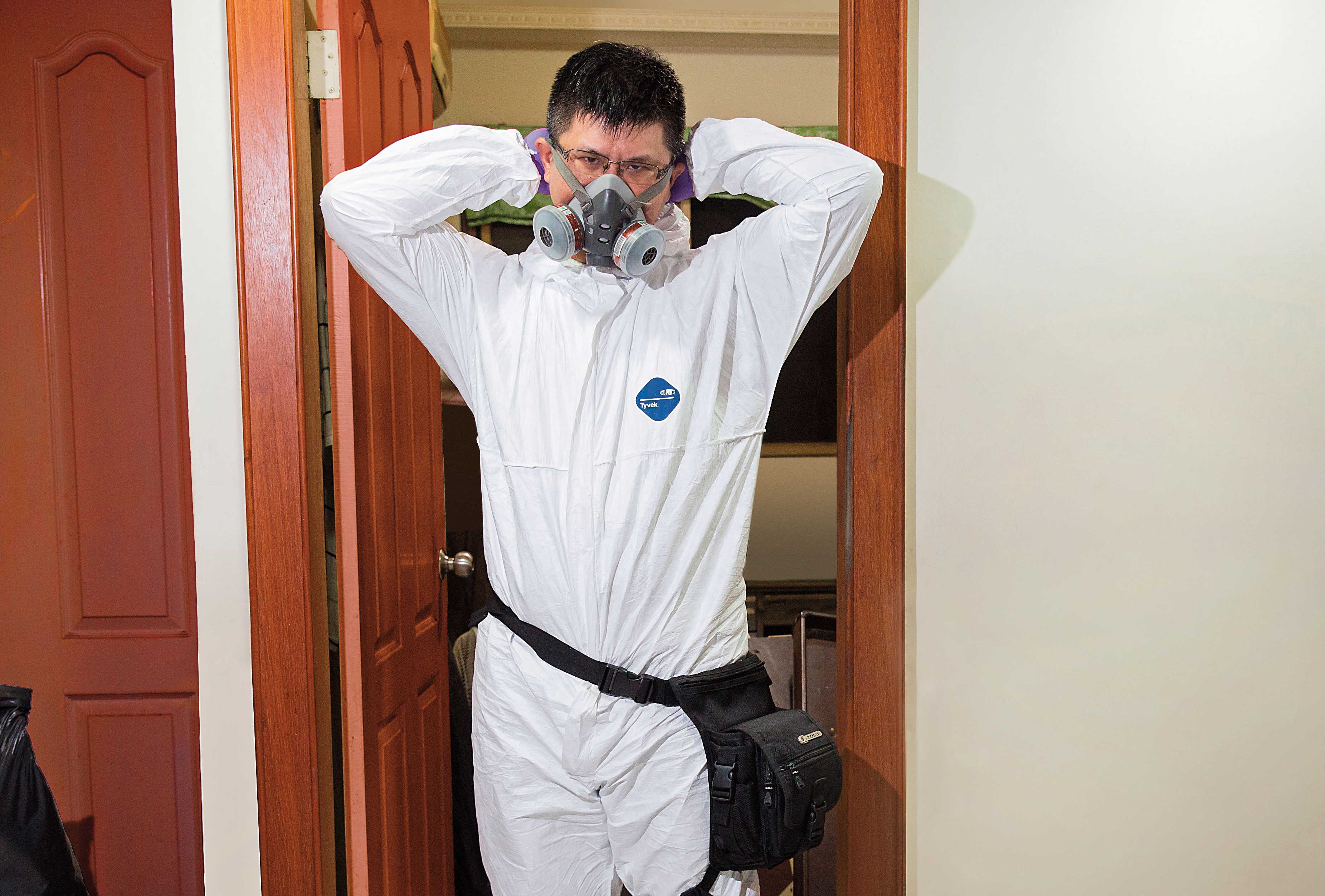 盧致宏職業為命案現場清理師，開工前都要穿上防護衣、戴面罩，避免接觸到受汙染的環境。