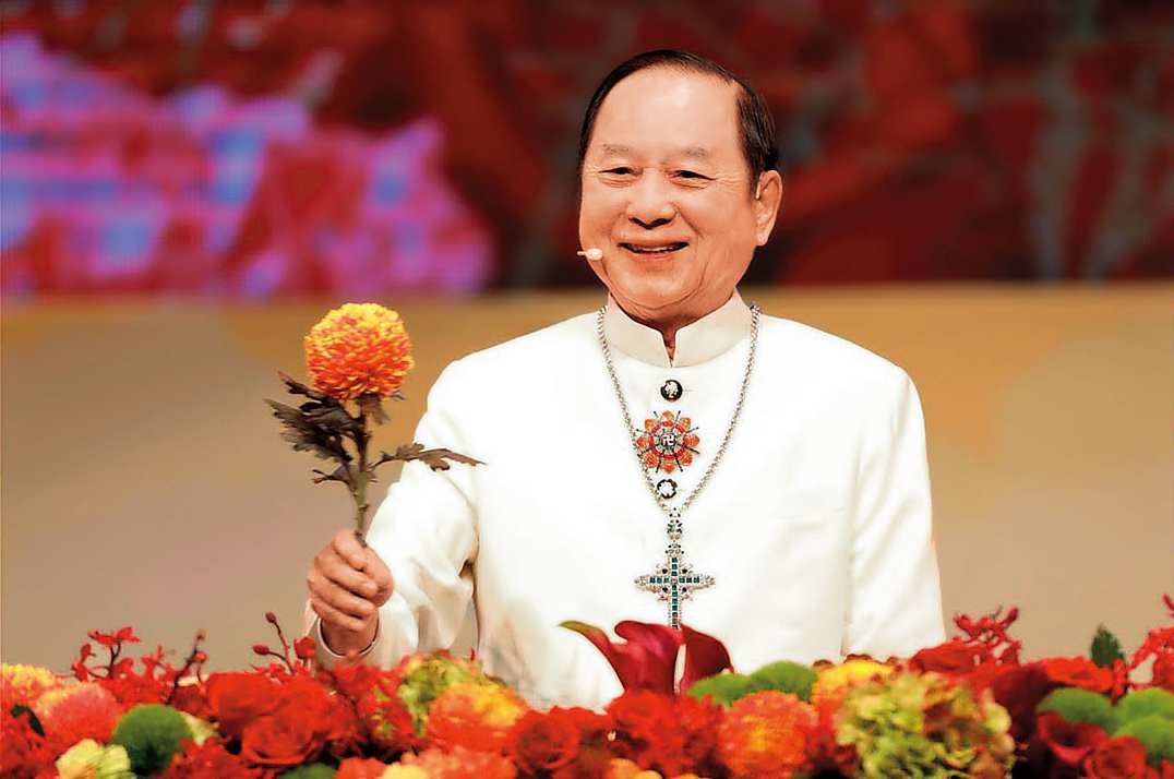 妙天禪師所屬的聖光禪教會，去年12月16日在高雄舉辦大型講座，現場吸引4,000人聆聽開示。（翻攝youtube）