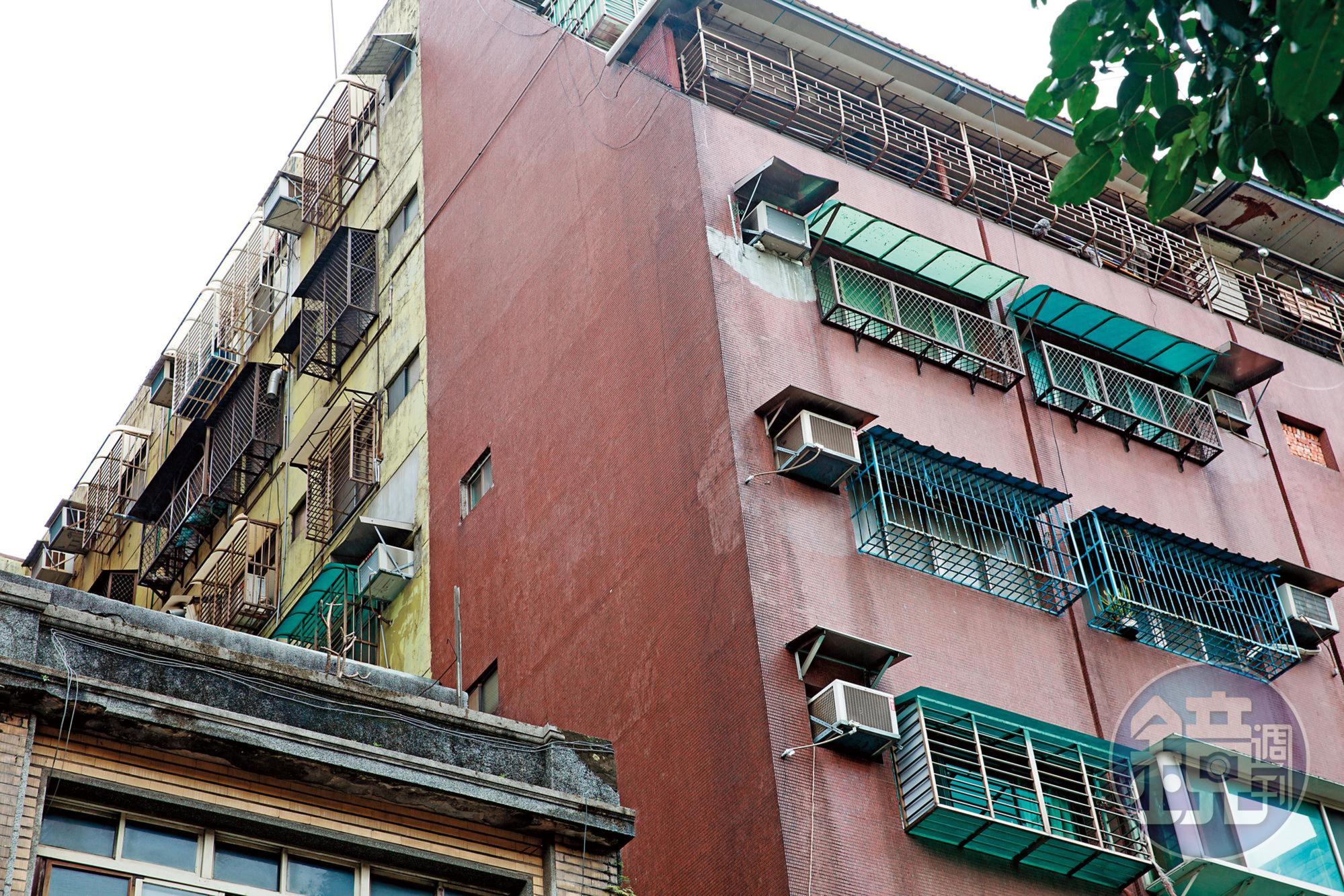 妙天提供信徒靈修居住的套房聚落位於台北市安西街金寶玉大樓六樓,登記在兒子黃國倫名下,內部隔成11間套房,除了獨立衛浴,還都安放佛像。