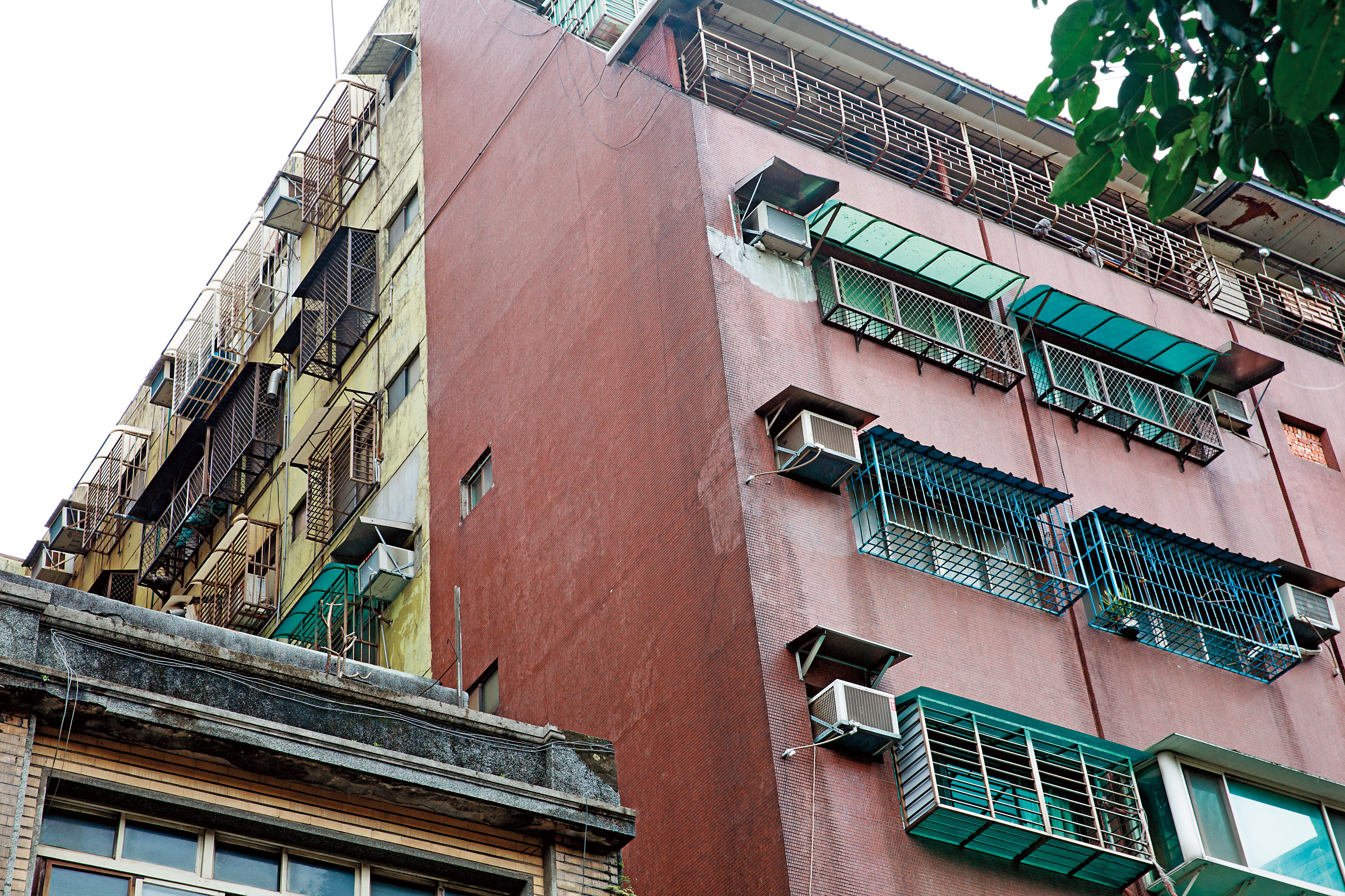 妙天提供信徒靈修居住的套房聚落位於台北市安西街金寶玉大樓六樓，登記在兒子黃國倫名下，內部隔成11間套房，除了獨立衛浴，還都安放佛像。