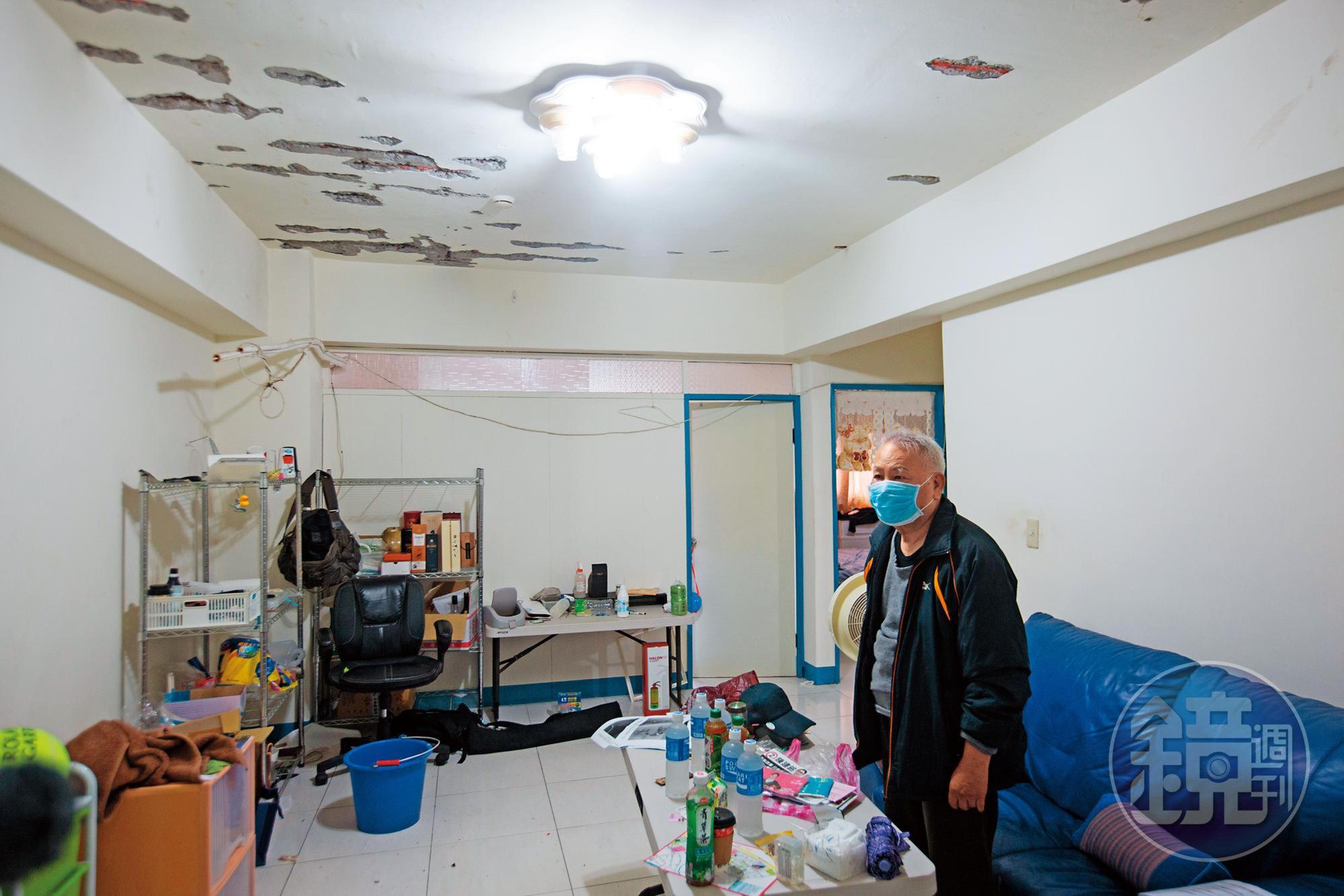 持續漏水導致樓下屋主郭先生被迫搬家,住了30年的老家無法修復。