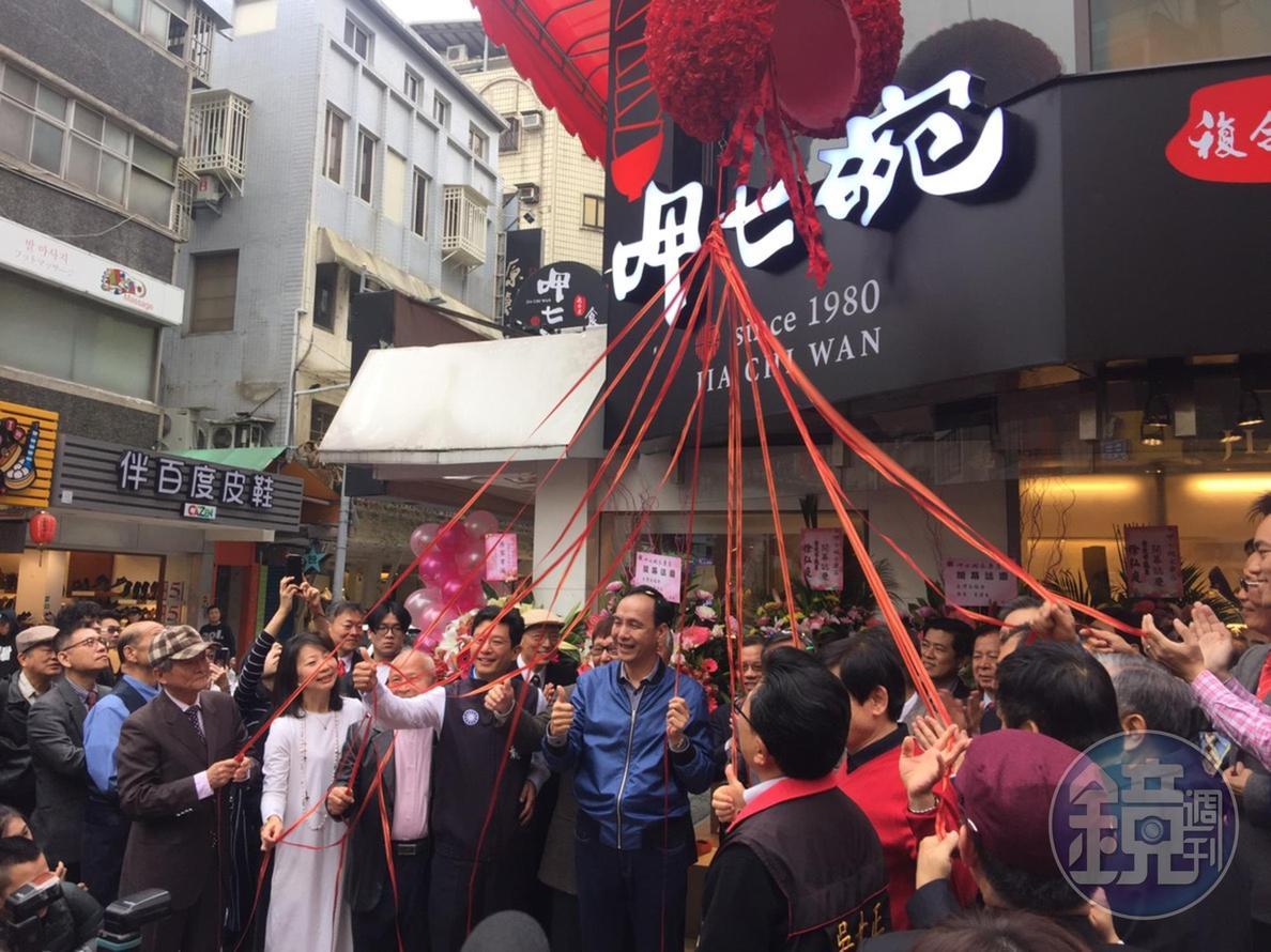 國民黨主席吳敦義昨重提換柱,前新北市長朱立倫今則向前主席洪秀柱再次道歉。