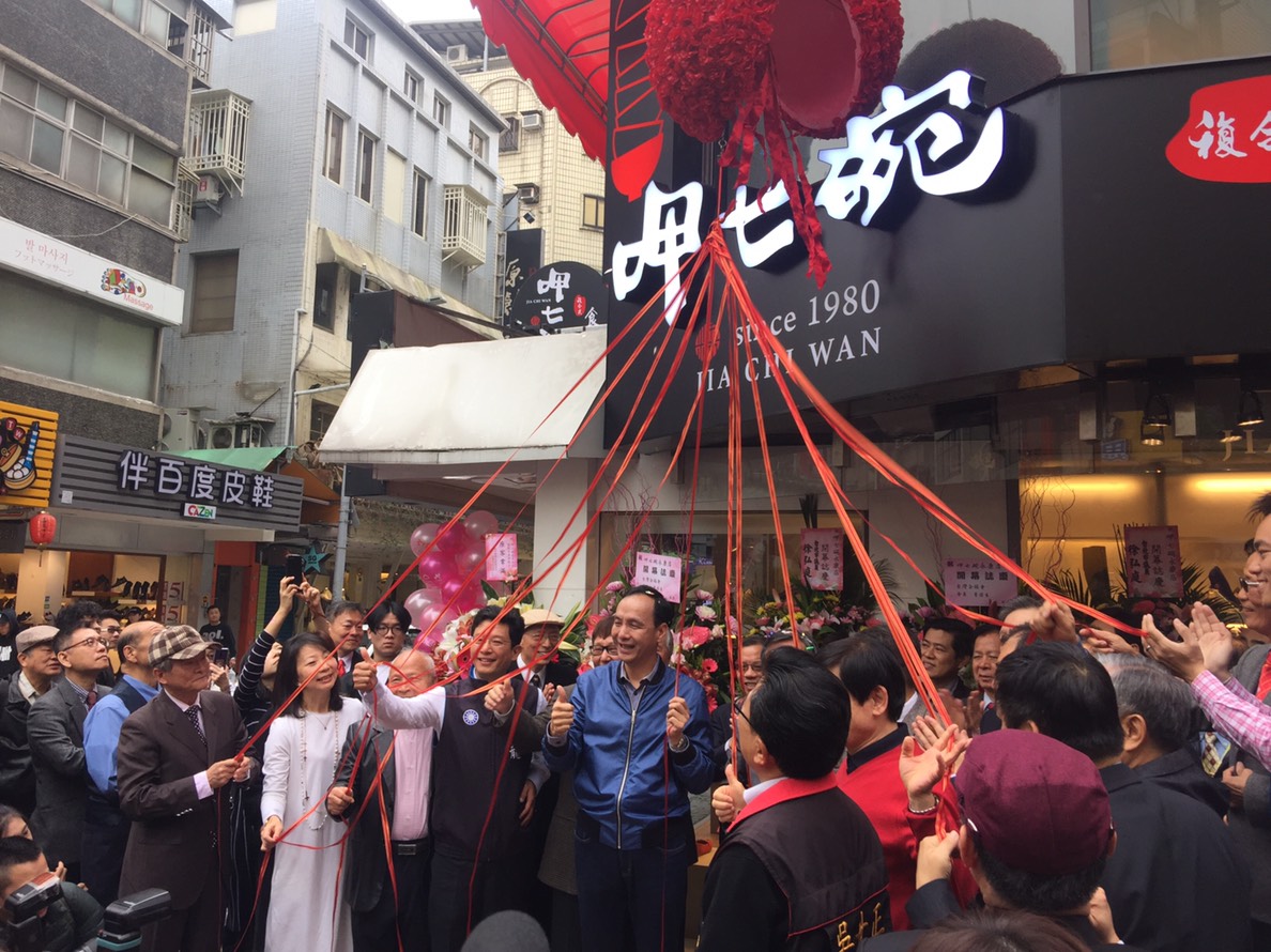 國民黨主席吳敦義昨重提換柱，前新北市長朱立倫今則向前主席洪秀柱再次道歉。