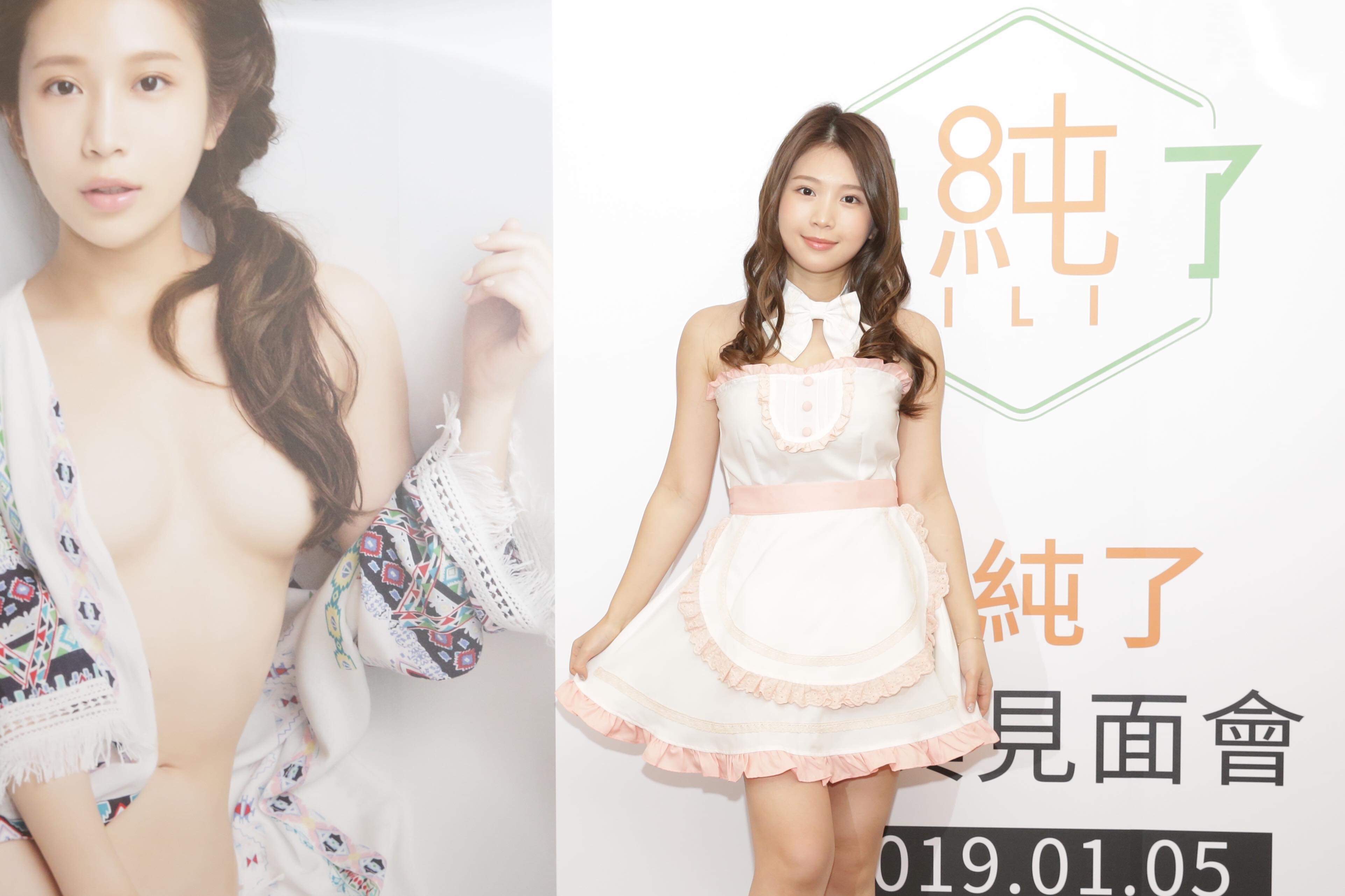 雞排妹在簽書會上分享她的寫真集內容。