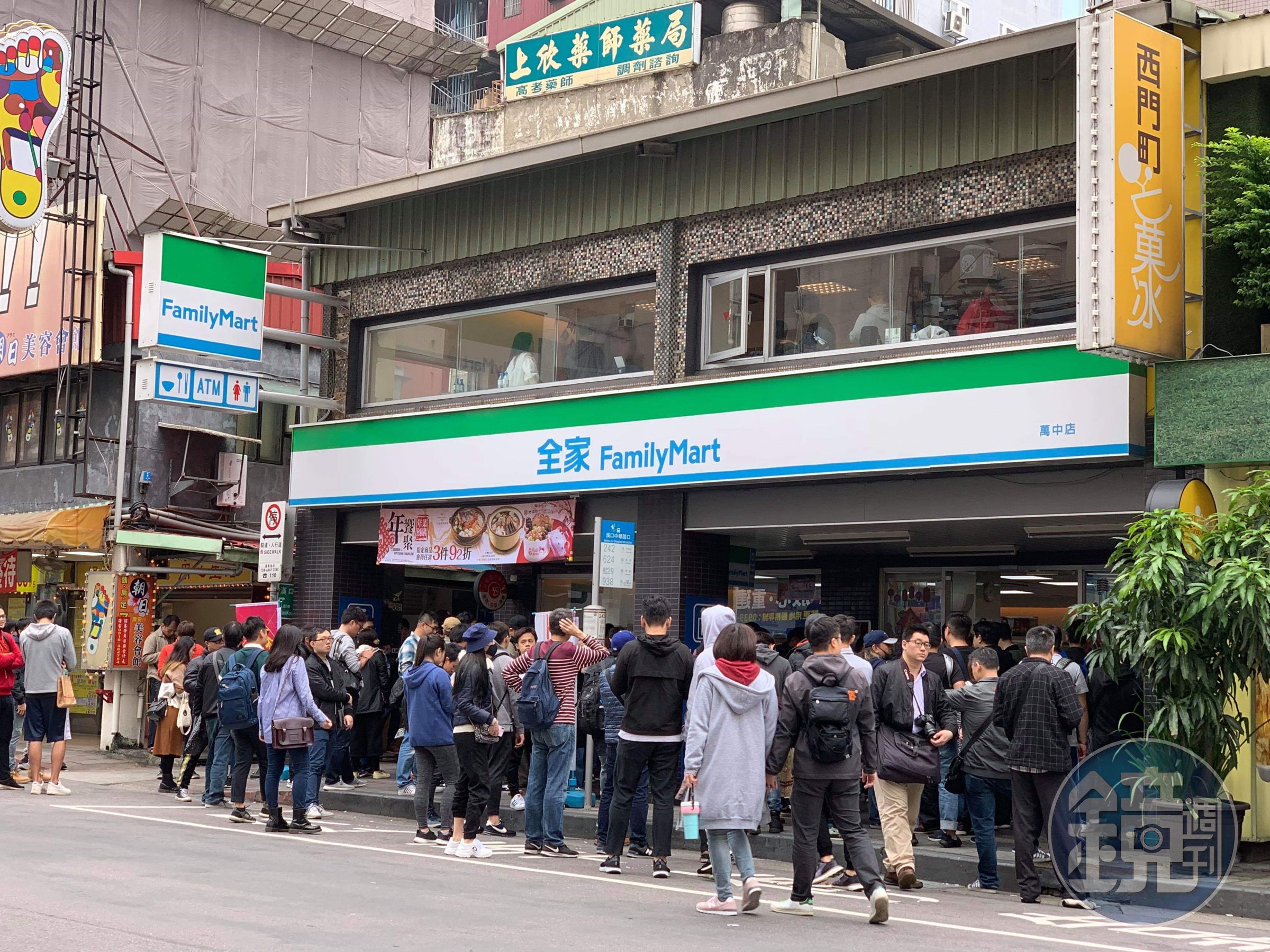 雞排妹今天在西門町舉辦簽書會，吸引大批粉絲排隊等候。