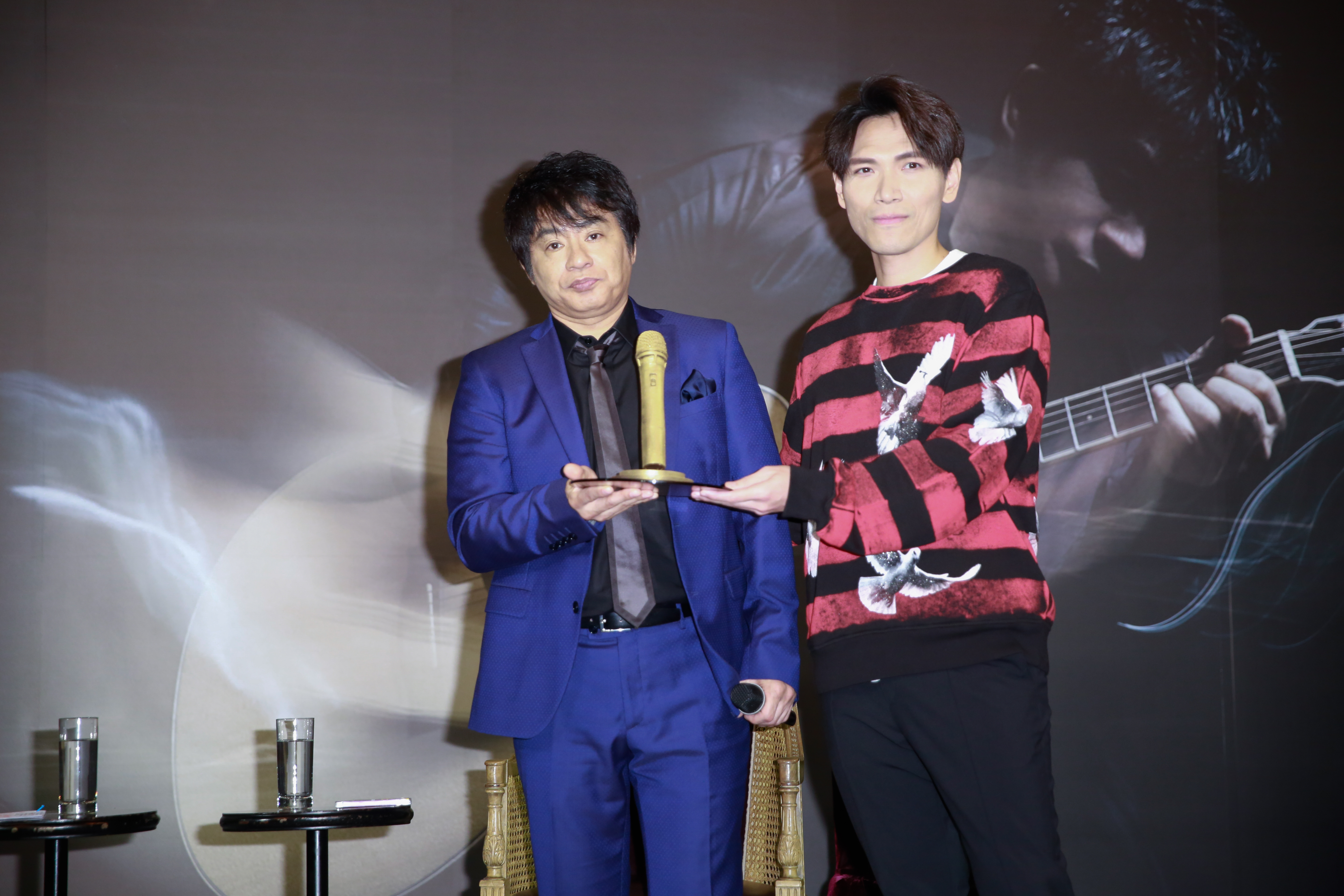 楊宗緯為了ASKA特地從大陸趕回來，送上金麥克風蛋糕祝賀。