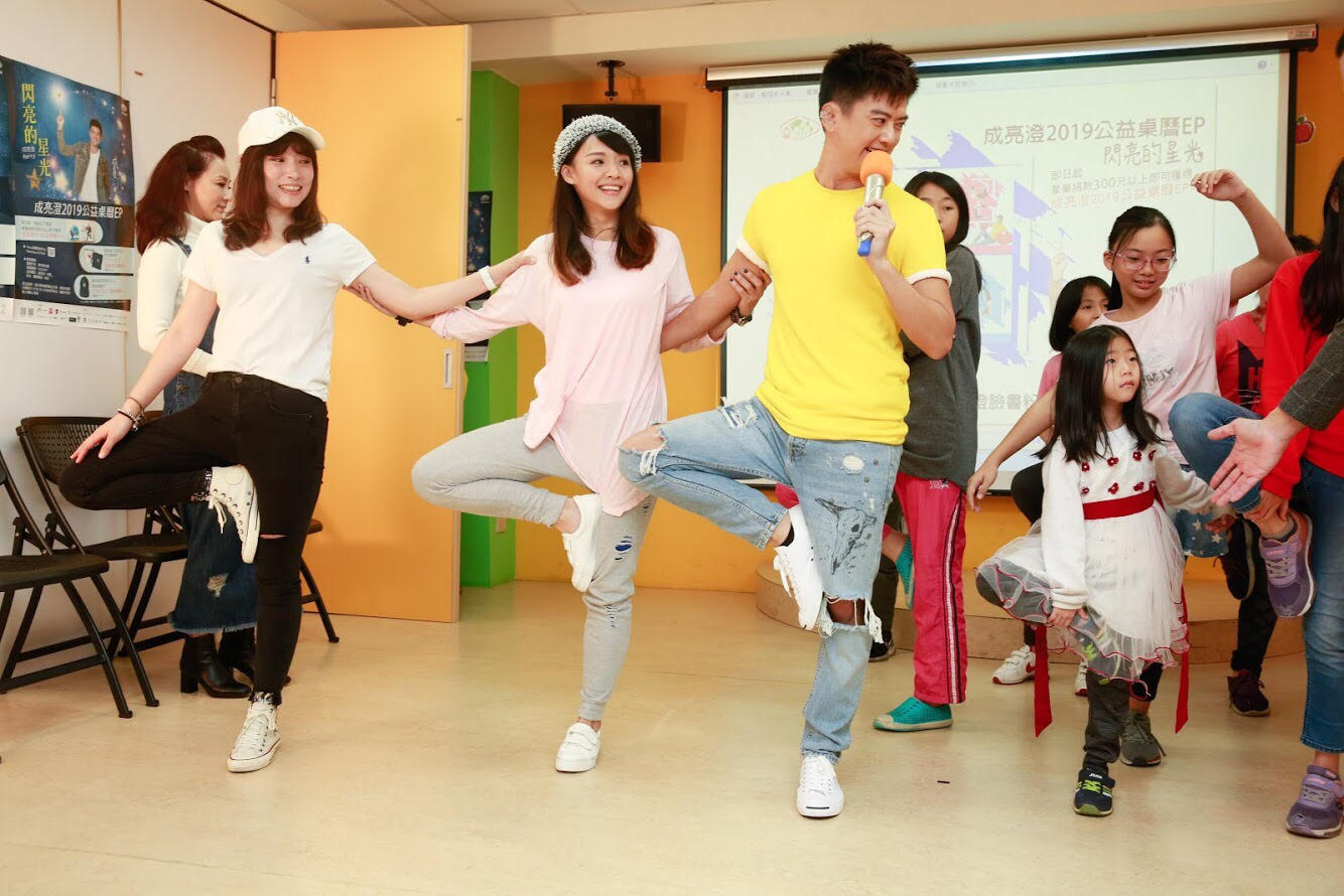 成亮澄親自為小朋友示範瑜珈動作。