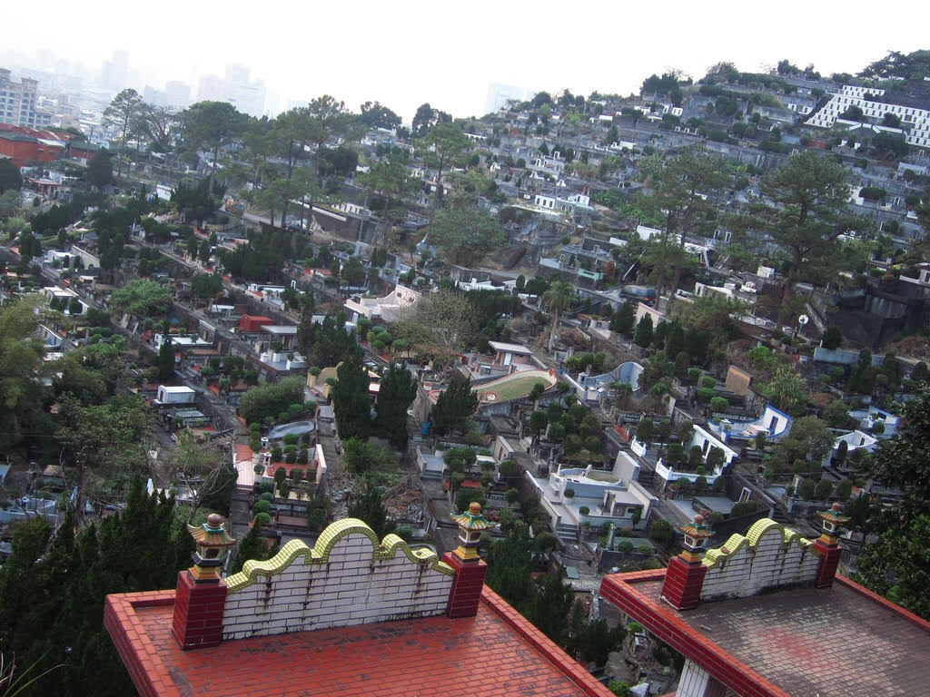 一名男童遭狠母棄屍木柵動物園附近的富德公墓。（翻攝網路）