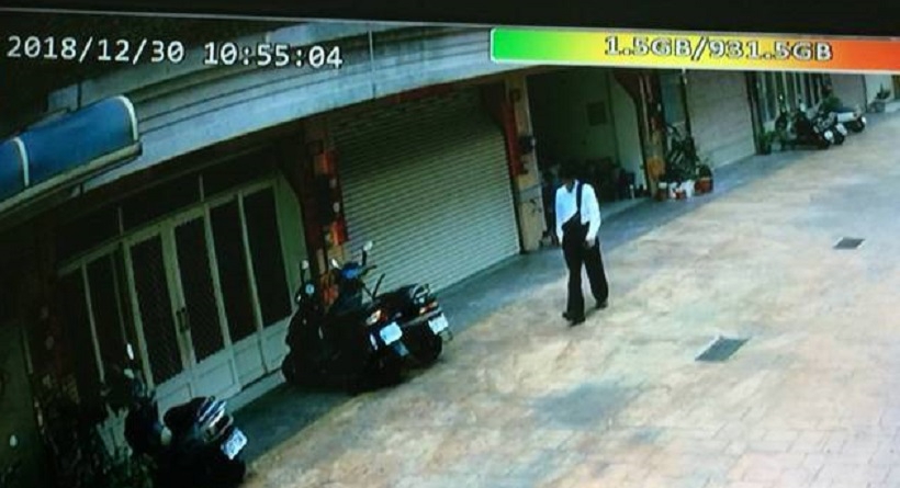 王男12月30日走出自宅社區的身影。（警方提供）