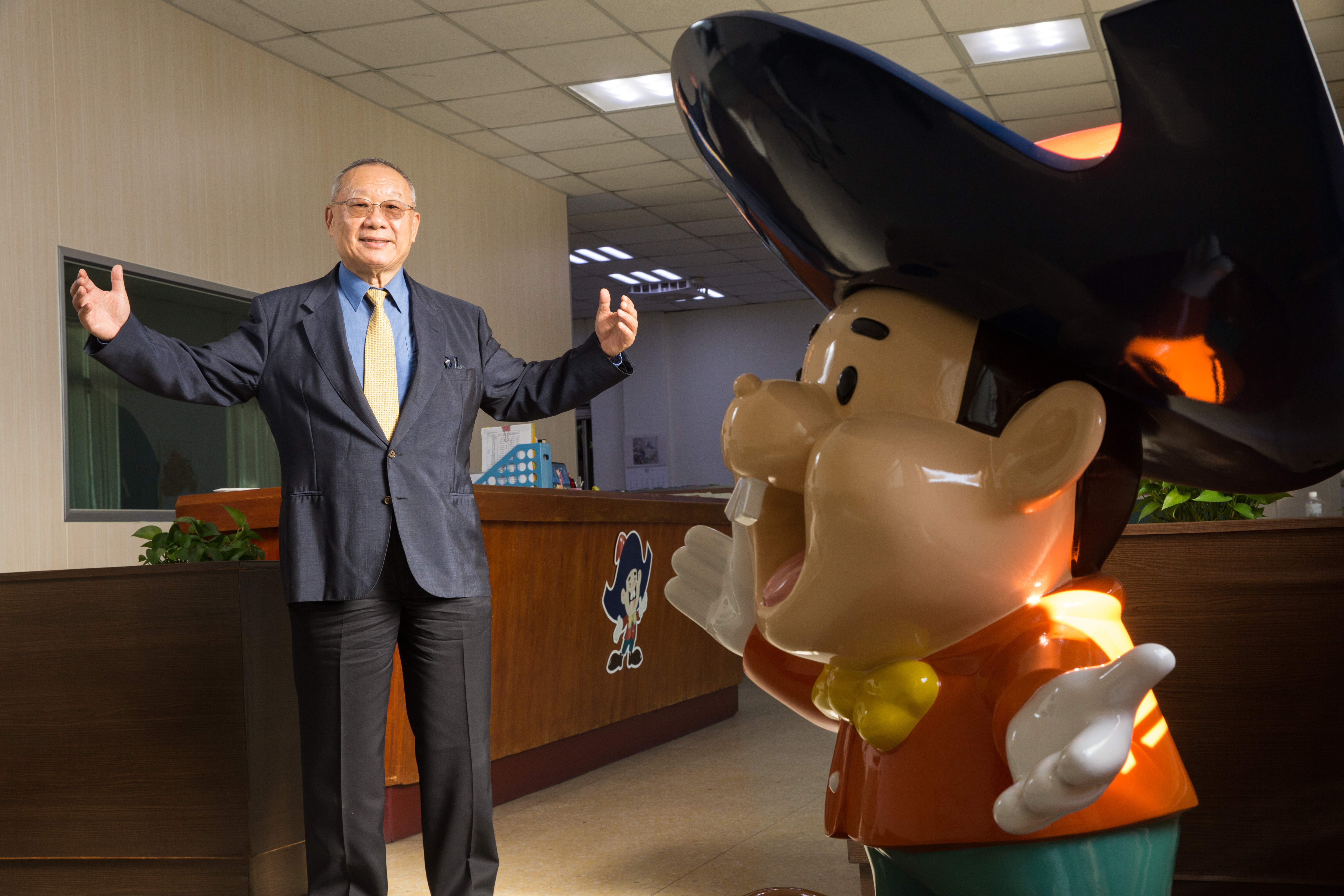 乖乖董事長廖清輝帶記者直擊乖乖生產基地，還不忘出題考記者。