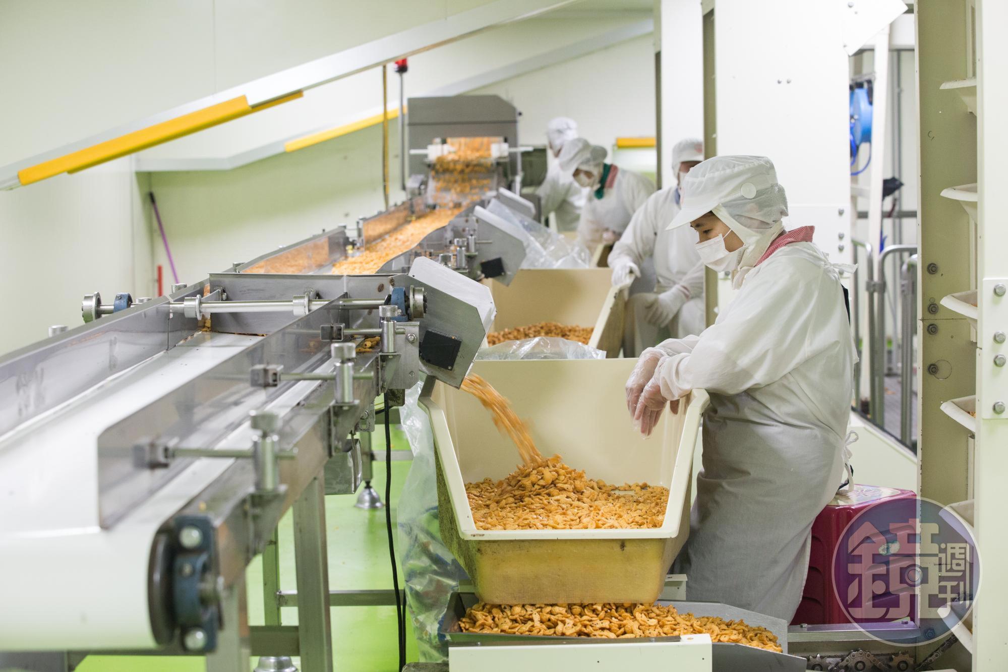 一台又一台生產餅乾的機器，廖清輝很自豪地說「這都是當年從德國、瑞士買來的，到現在都很耐用。」