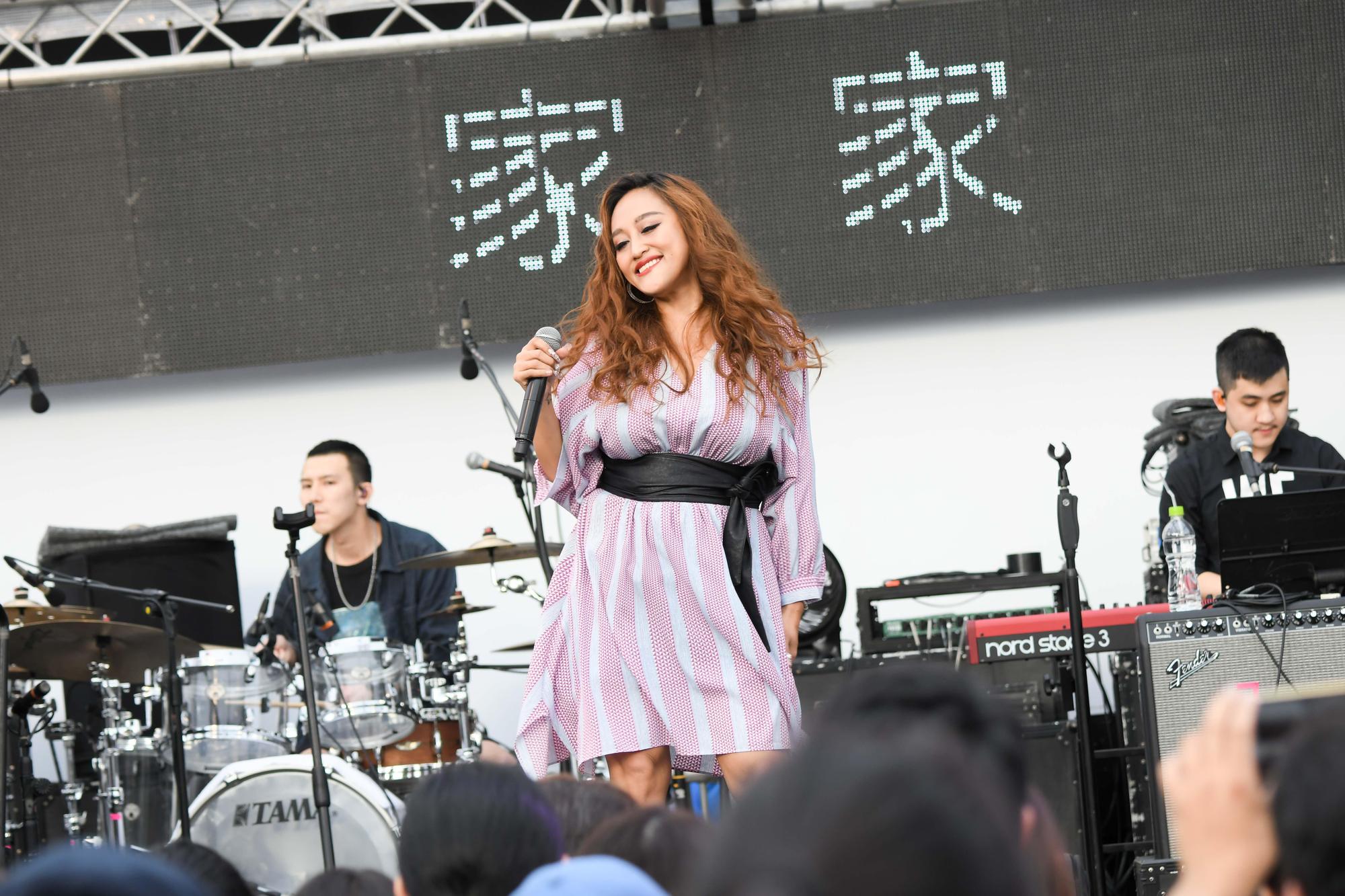  家家2年多前加入五月天《人生無限公司》巡演行列，多次擔任開場嘉賓。（相信音樂提供）
