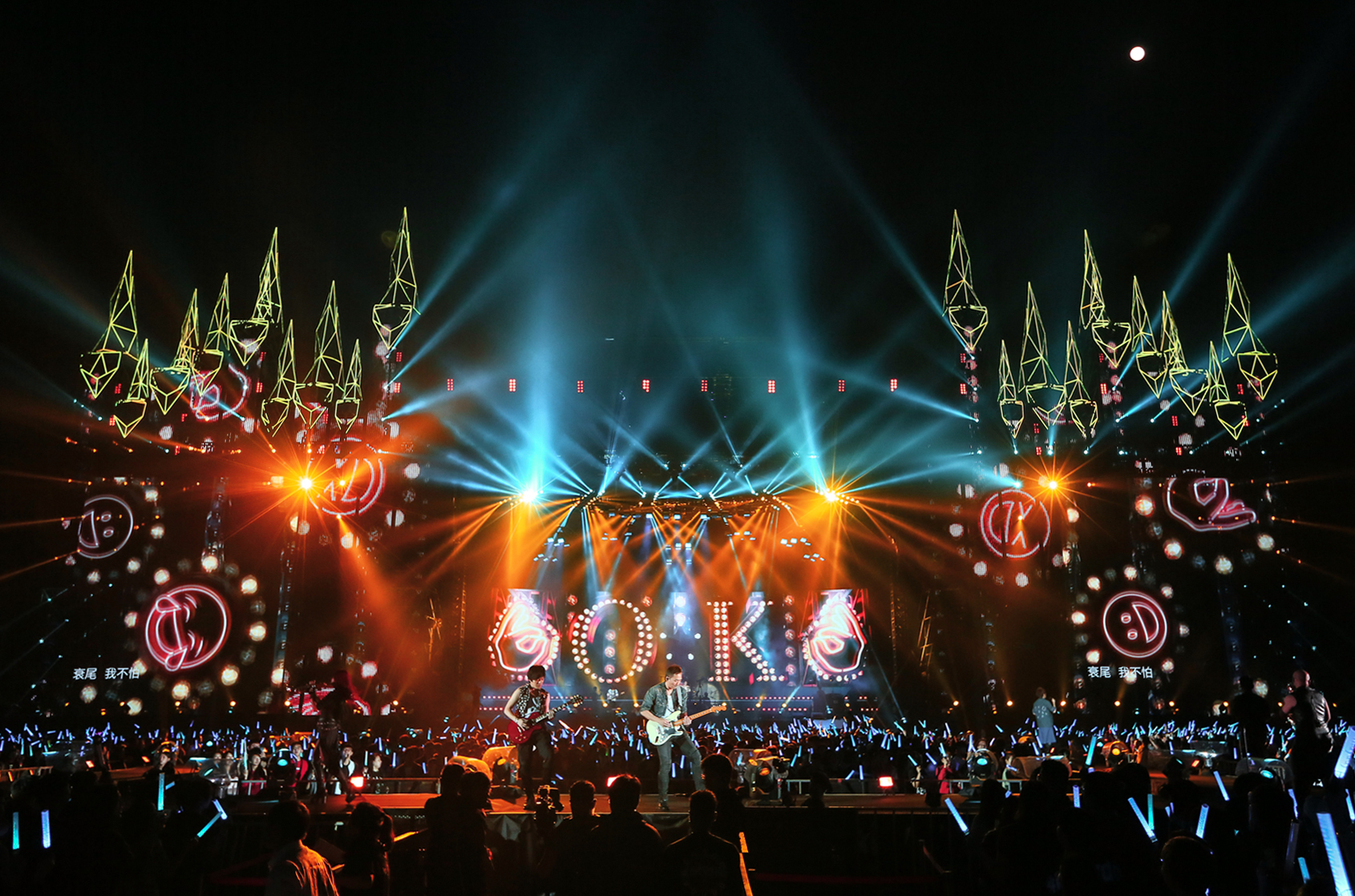 五月天的台中《人生無限公司》5日進行倒數第2場演出，放送許多經典作品寵歌迷。（相信音樂提供）