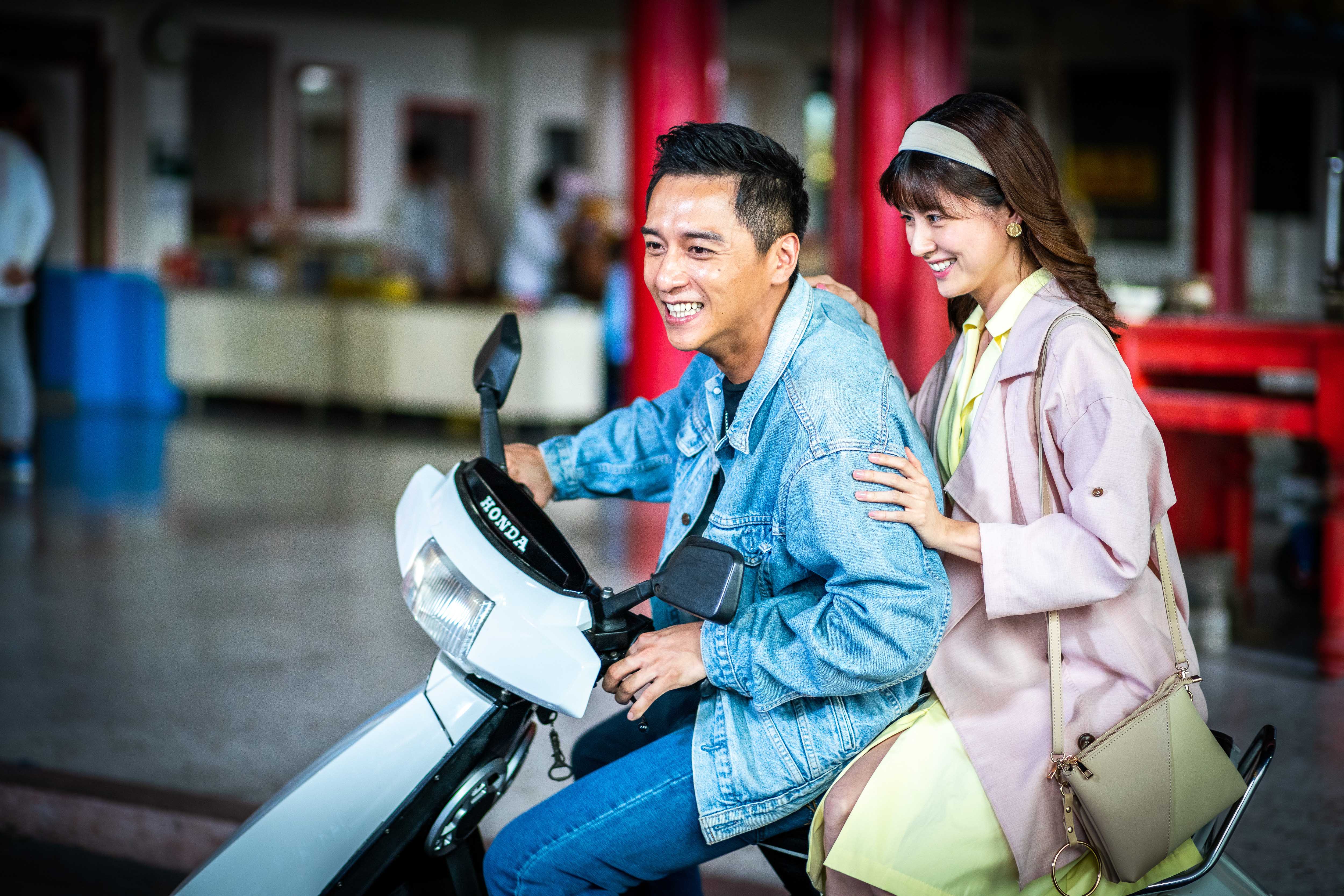 男主角鄭人碩與林予晞抽空為電影主題曲〈想都沒想過〉拍攝MV。（想亮影藝）