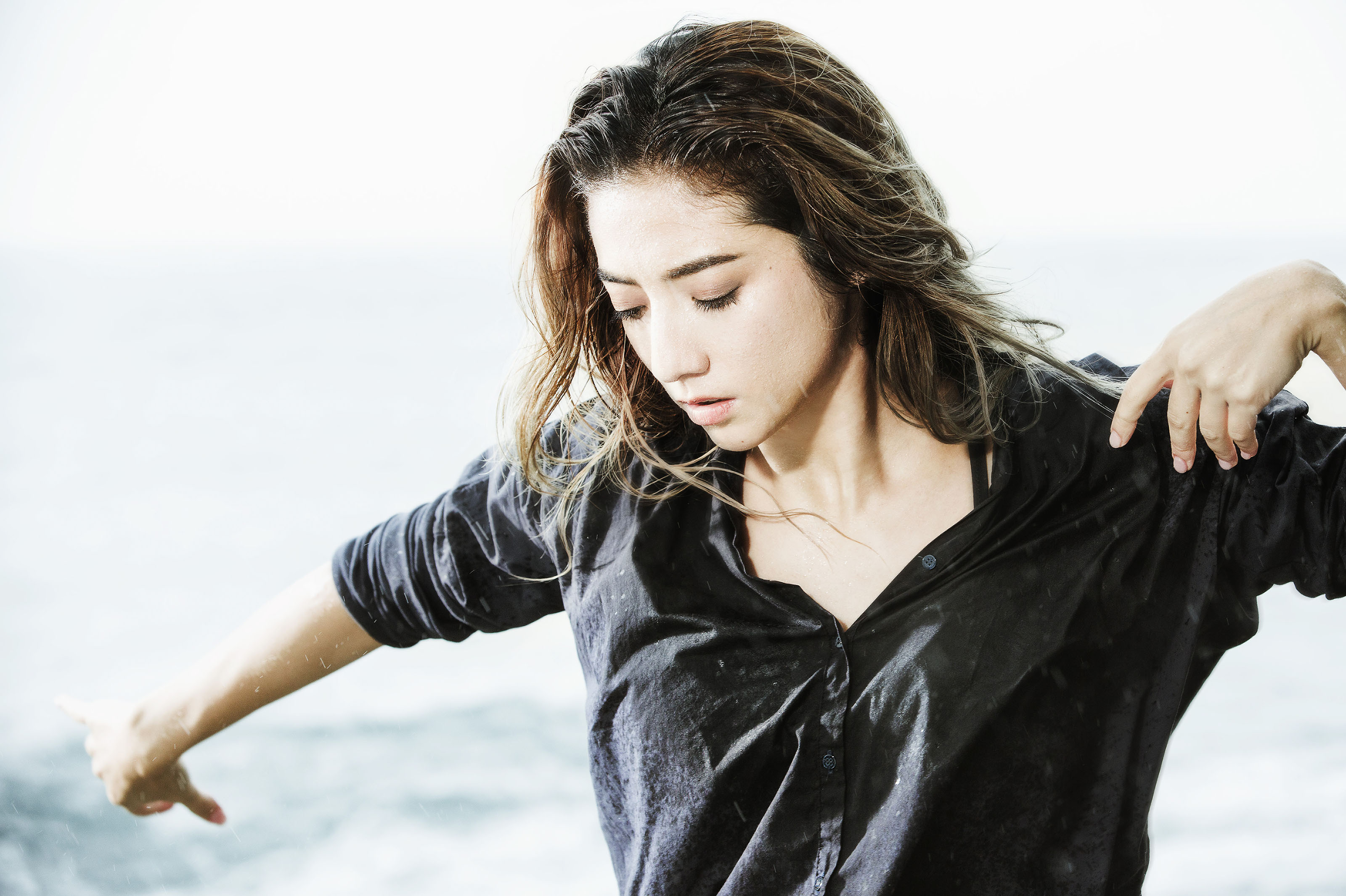 瑞瑪席丹擺出絕美姿勢，卻得不時被風浪侵襲衣服全濕。（愛貝克思提供）