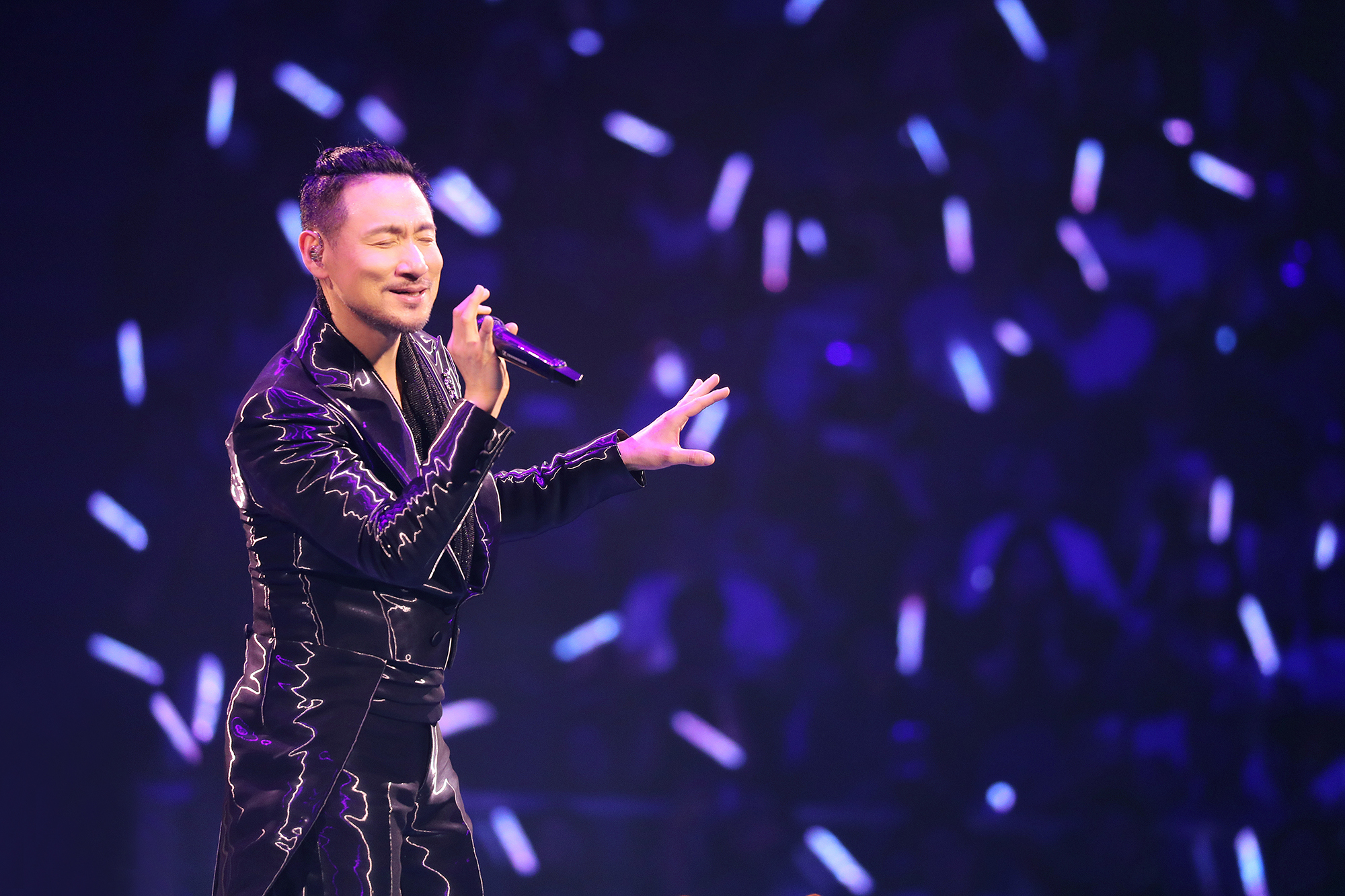 張學友6日舉辦高雄巨蛋最終場演唱會，雖然自稱身體微恙但仍完美演出。（環球提供）