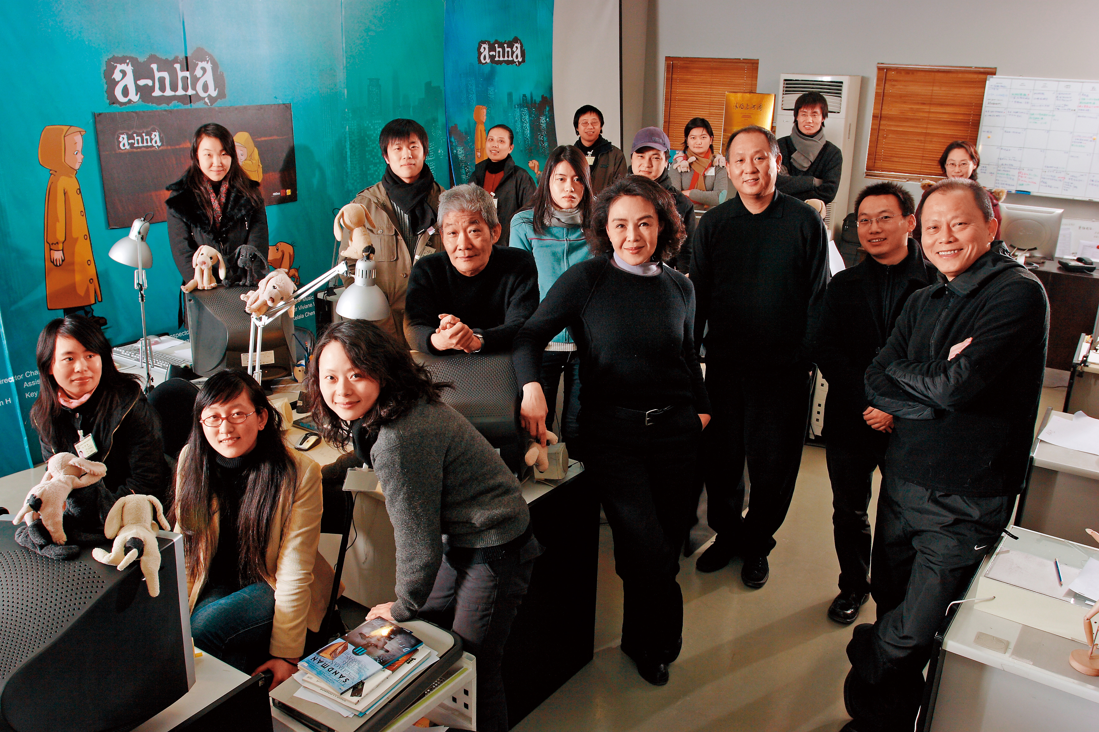 張毅（右一）、楊惠姍（前排右四）與A-hha同仁歷經不斷溝通磨合，打造具華人文化的動畫。（A-hha Studio提供）