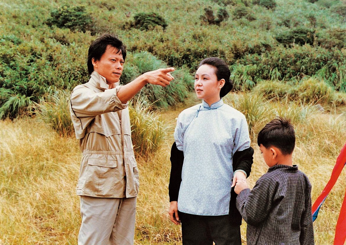 張毅(左)執導、楊惠姍(中)主演的電影《玉卿嫂》是台灣新電影時期重要作品。(翻攝自tavis.tw網站)