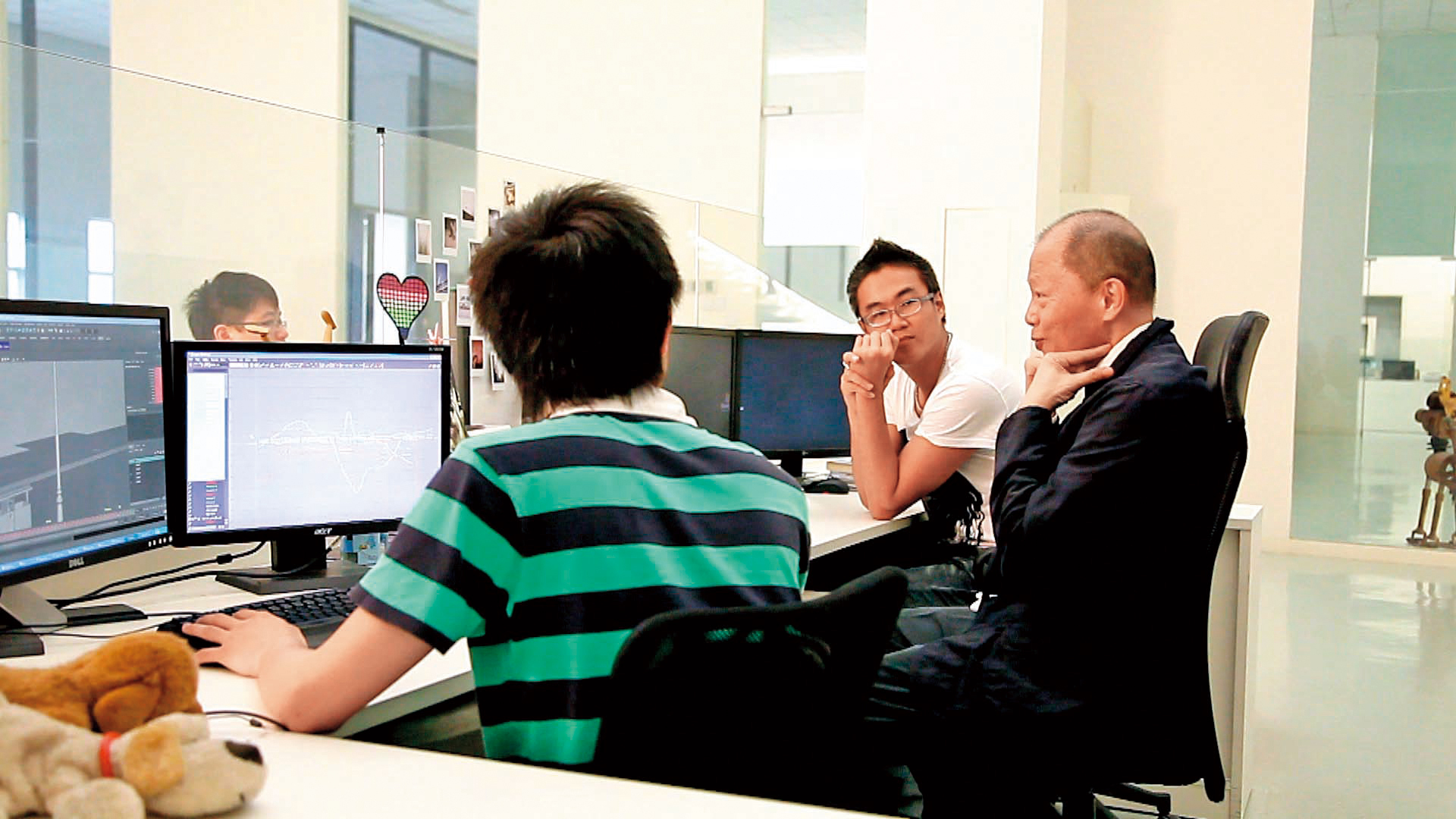 導演張毅（右）與動畫工作人員頻頻討論溝通，尋找最好的表現方式。（A-hha Studio提供）