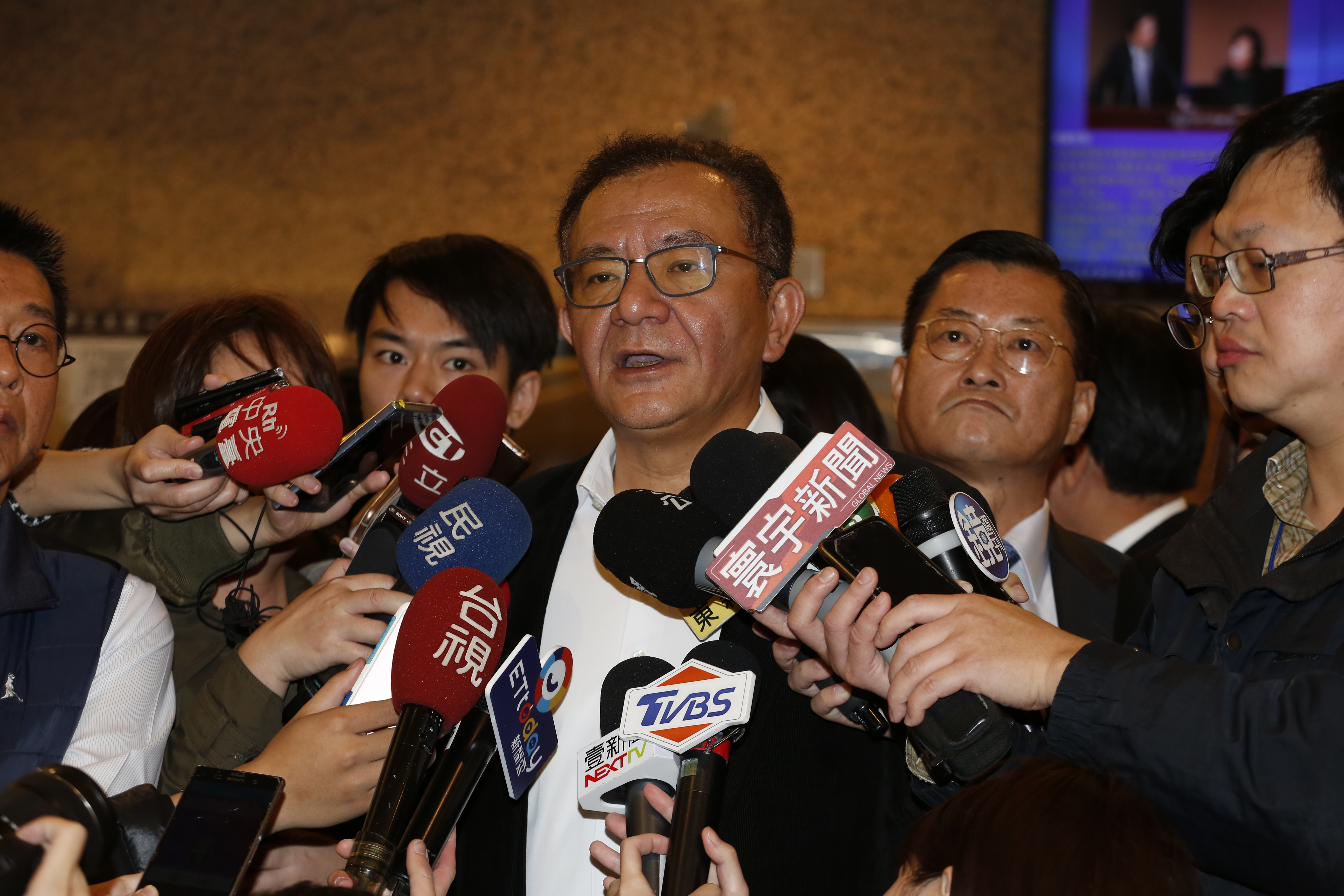 民進黨立委高志鵬前國會助理姚糧鈿12年前涉嫌貪汙案，遭判4年6個月，原本上週應到案，但他遞狀聲請暫緩執行。