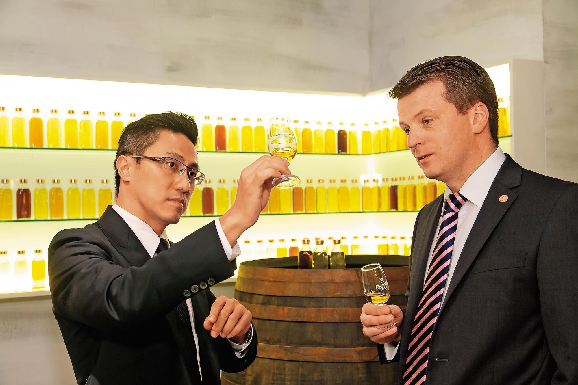 格蘭菲迪品牌大使詹昌憲James（左）跟首席調酒師布萊恩金斯曼，在酒廠的調酒室交換意見。