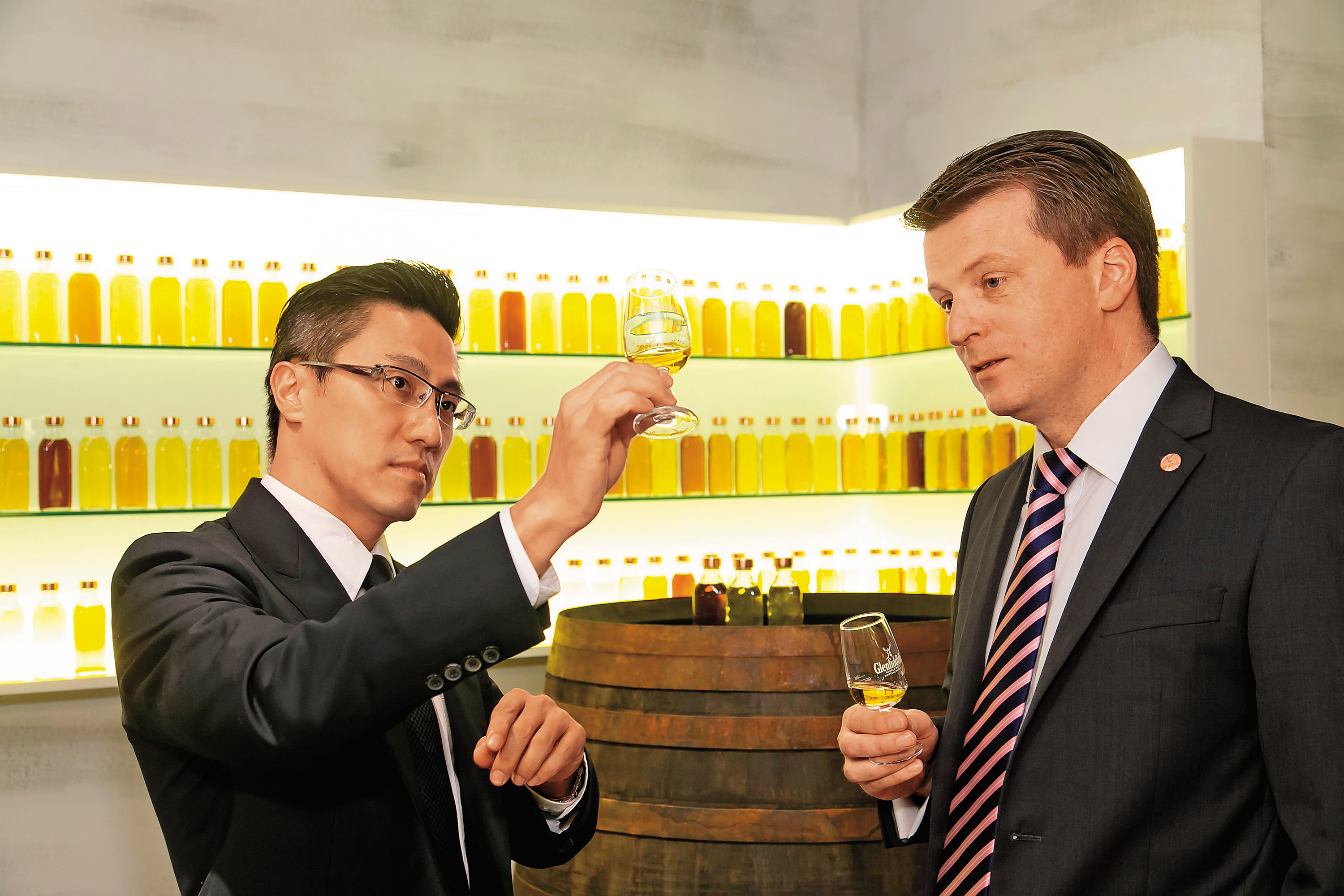 格蘭菲迪品牌大使詹昌憲James（左）跟首席調酒師布萊恩金斯曼，在酒廠的調酒室交換意見。