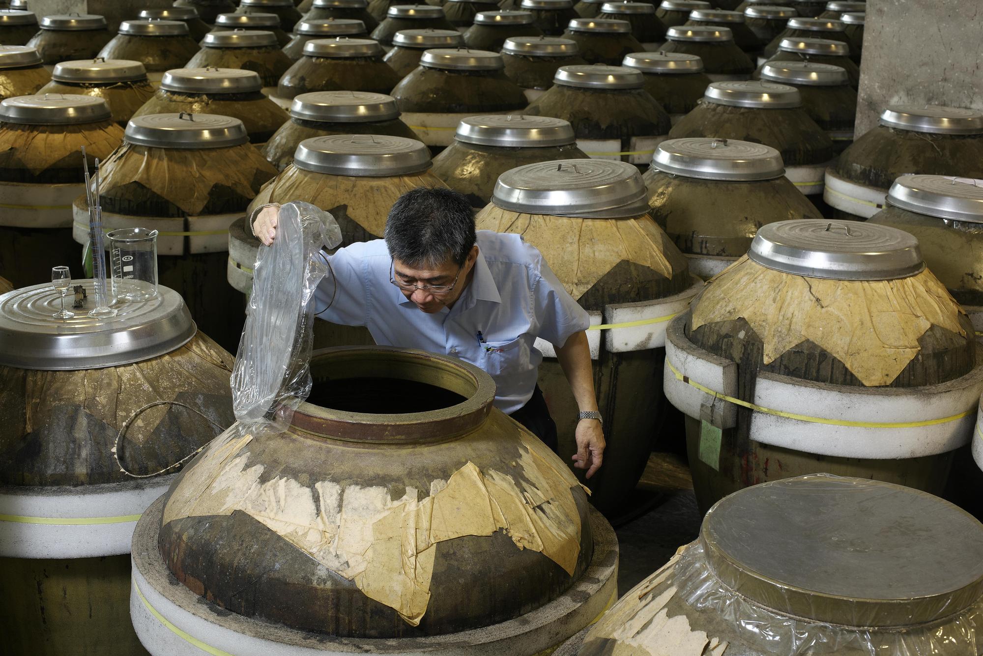 台酒公司表示,高粱酒的陳年是透過中性容器陶甕儲陳,經年累月陶甕的毛細孔產生醇化作用,讓口感更圓潤飽和。