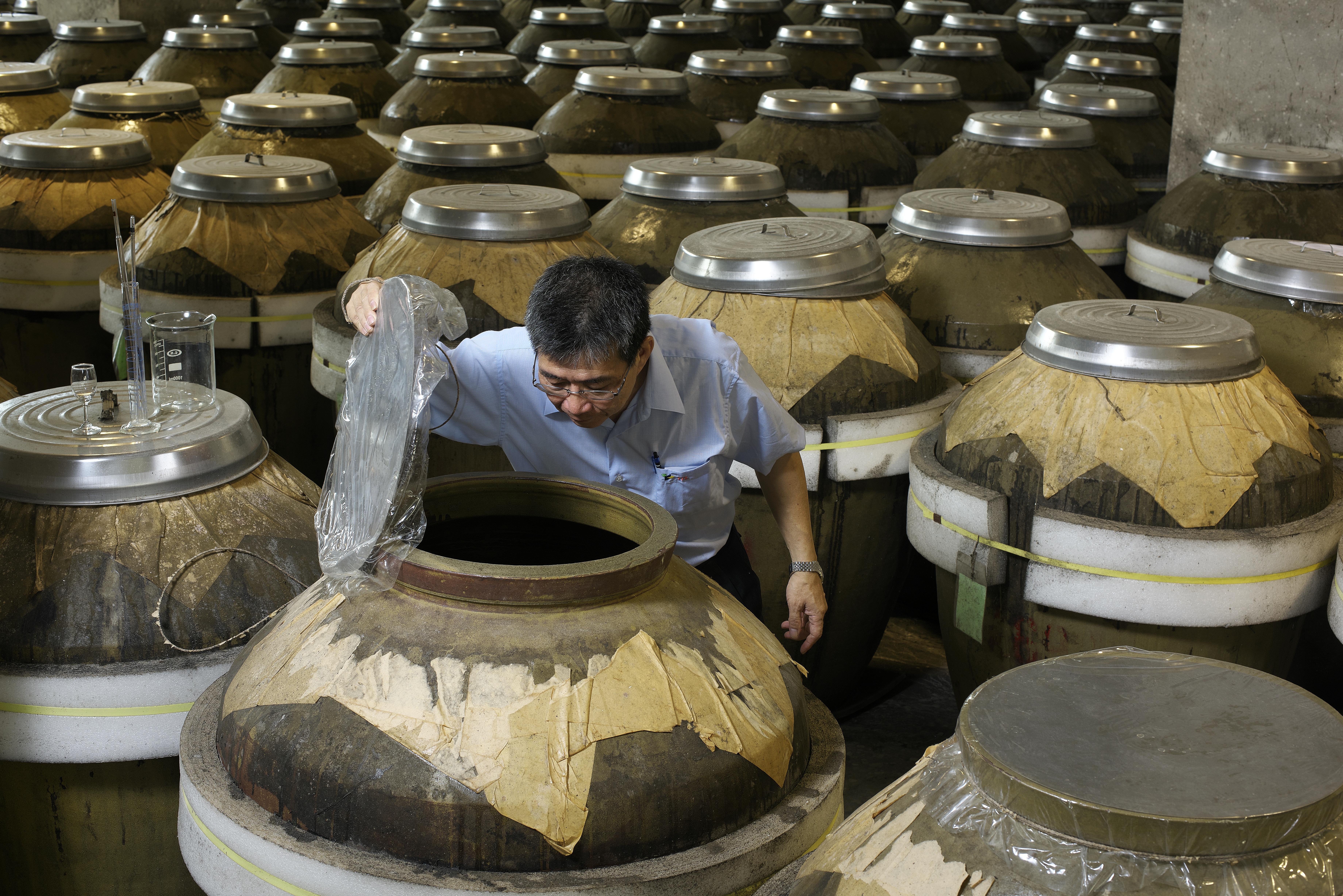 台酒公司表示，高粱酒的陳年是透過中性容器陶甕儲陳，經年累月陶甕的毛細孔產生醇化作用，讓口感更圓潤飽和。
