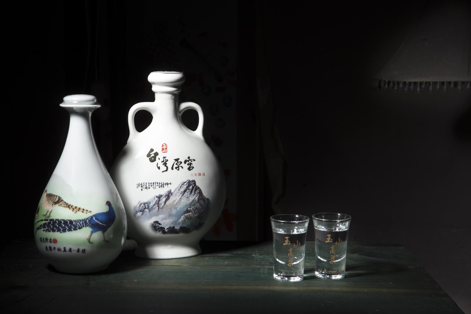 左為台酒玉山高粱酒8年甕藏,右為玉山台灣原窖8年陳高。