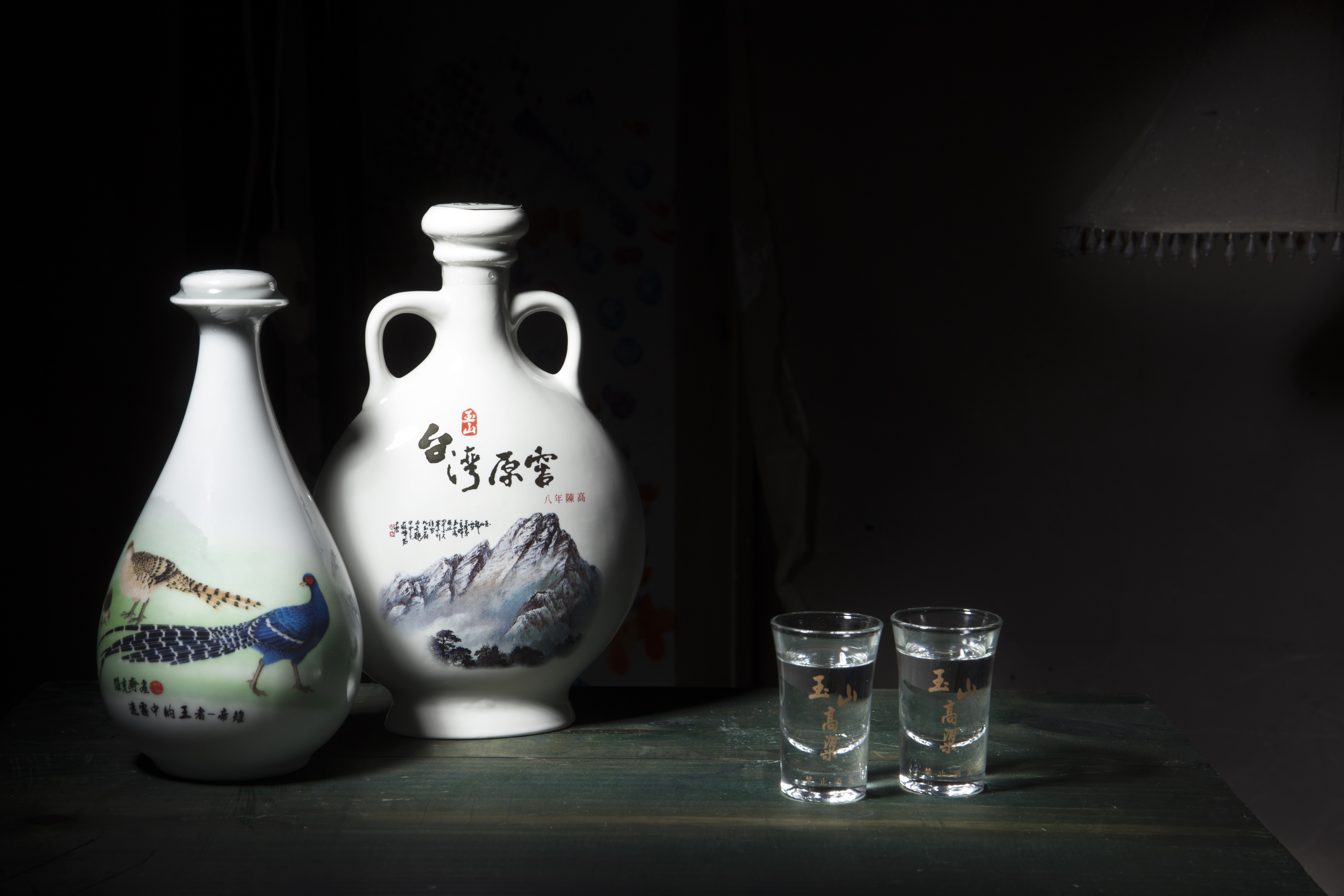 左為台酒玉山高粱酒8年甕藏，右為玉山台灣原窖8年陳高。
