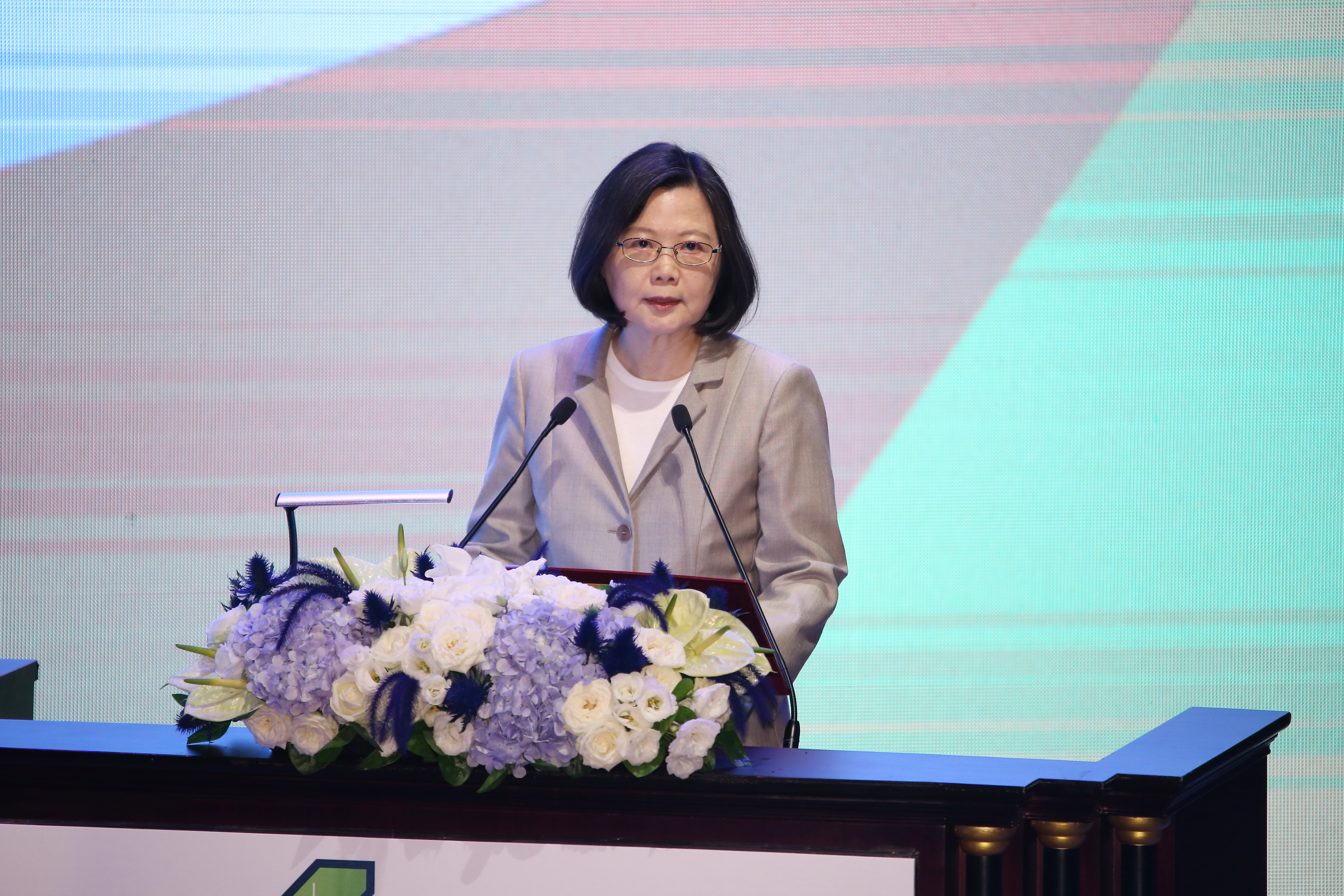 小英提稅收超出預期「發紅包」　網：不退稅拿我錢揮霍